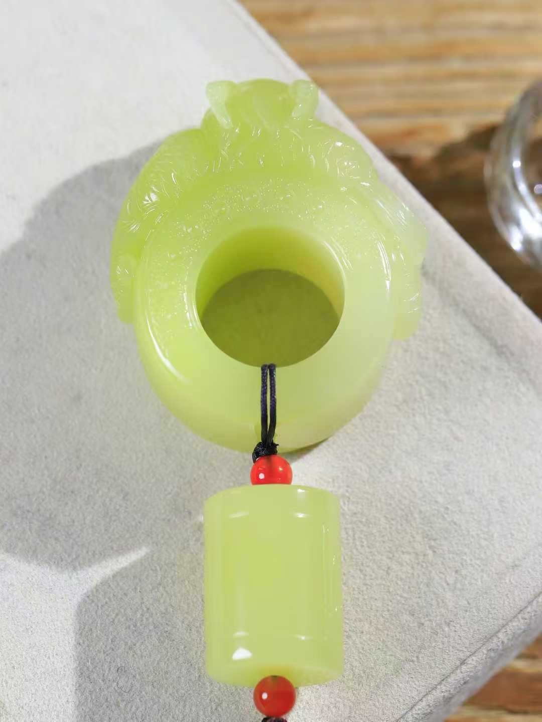 （龙行天下.扳指）

精品和田玉黄口祥龙扳指，料子细腻 手感上佳、雕工精湛，精雕祥龙，龙头双目圆瞪，巨口大张，獠牙锋利， 龙是古代祥瑞之物，寓意有龙护身，
重125.8克    圈口22mm   尺寸25-27.2mm fDL-7510492