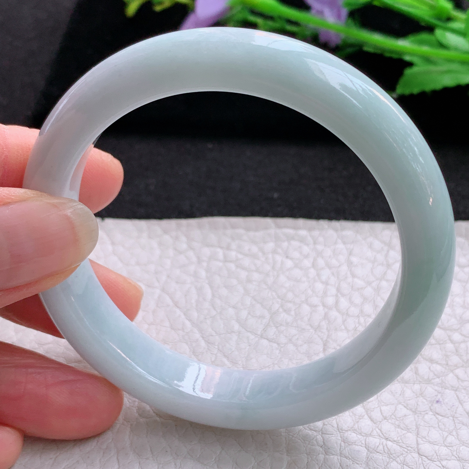 z实拍55*11*8.2平安镯 天然缅甸翡翠A货浅绿边宽边玉手环