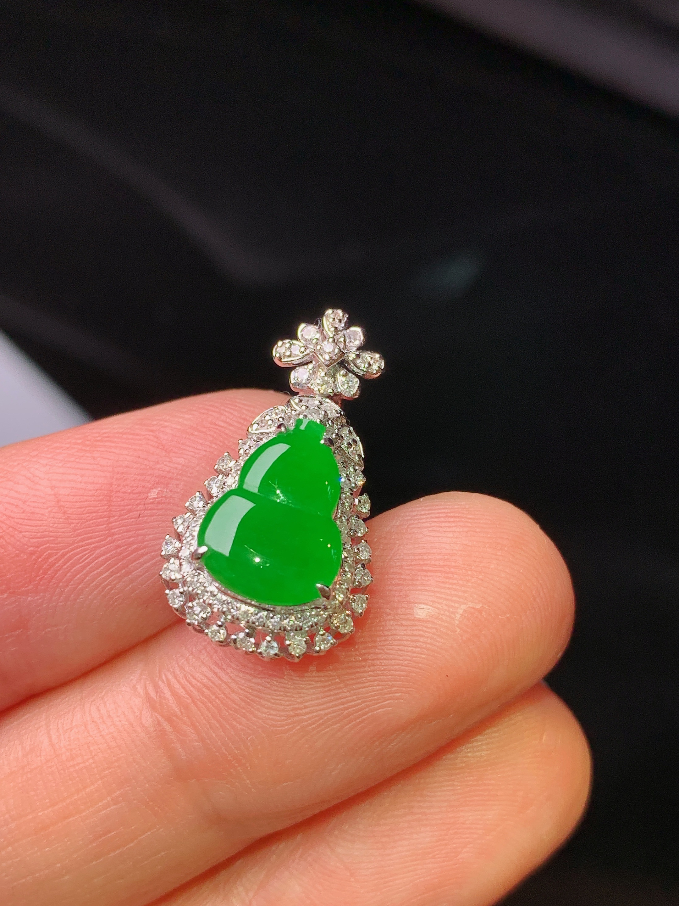 18k金钻镶嵌满绿葫芦吊坠 玉质细腻 色泽艳丽清新 水润亮眼 整体尺寸20.6*11.5*7.3