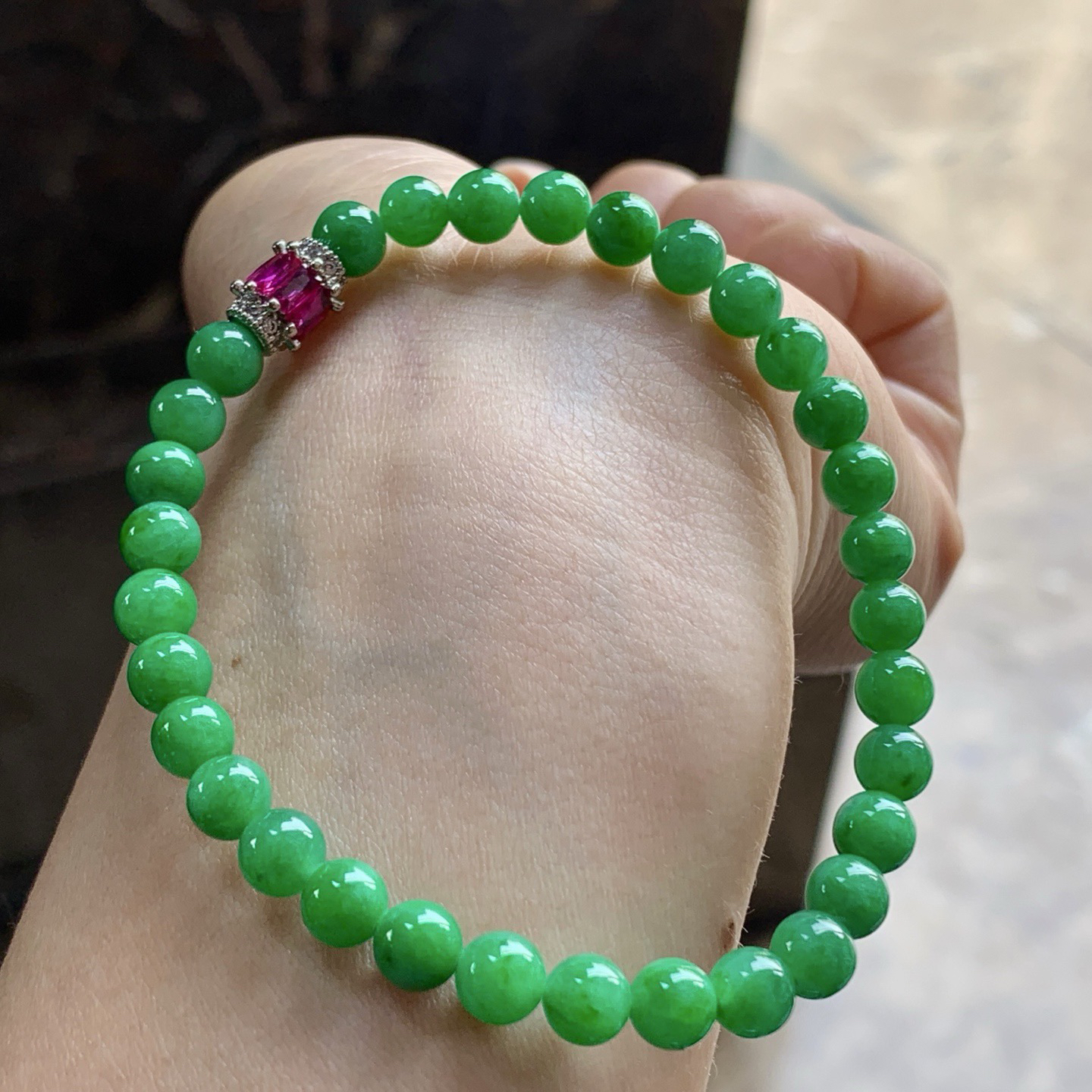 辣绿色手串^_^鲜艳 玉质温润