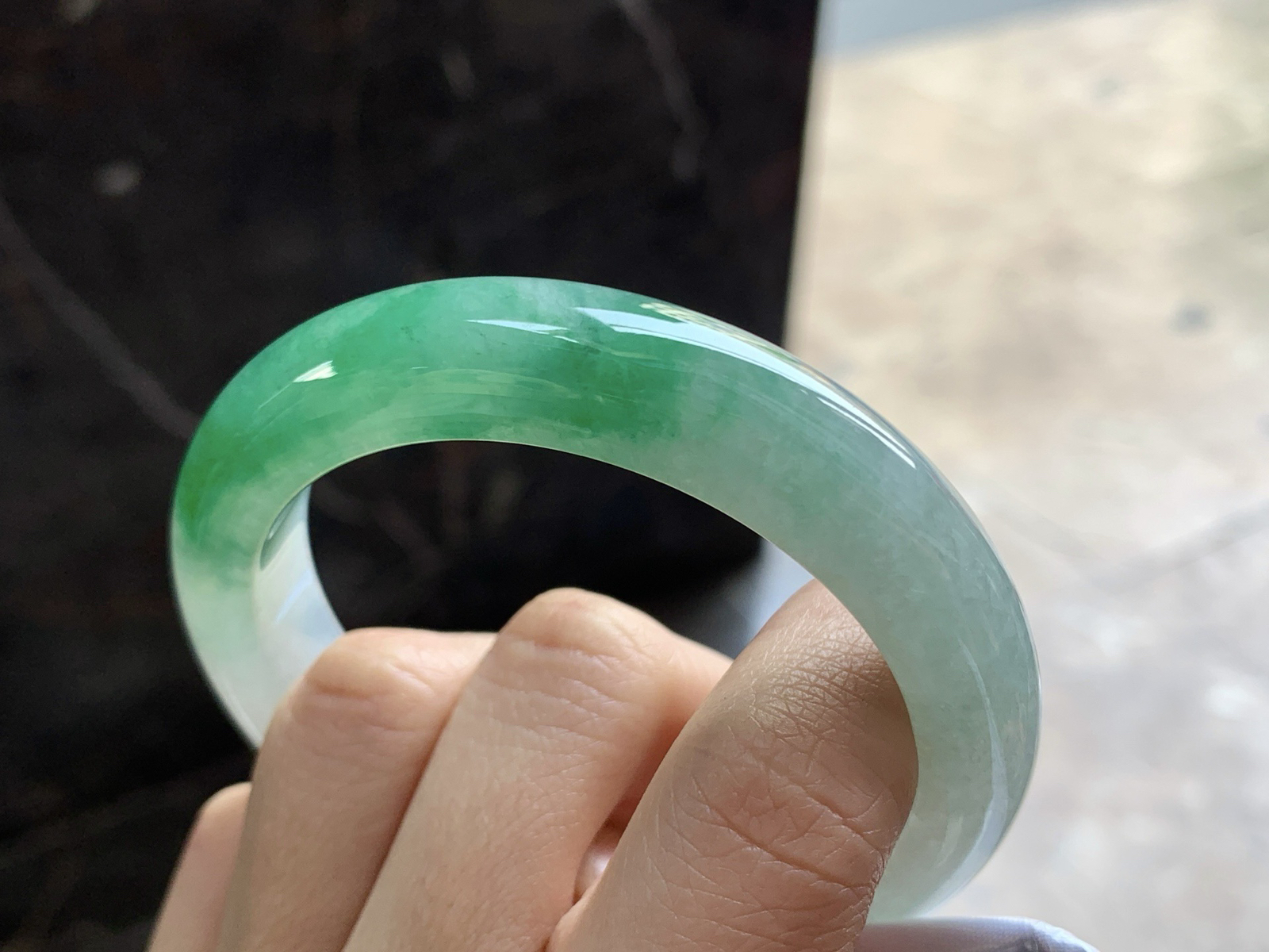 54-12.5-9

绿色手镯^_^颜色鲜艳 玉质温润 细腻