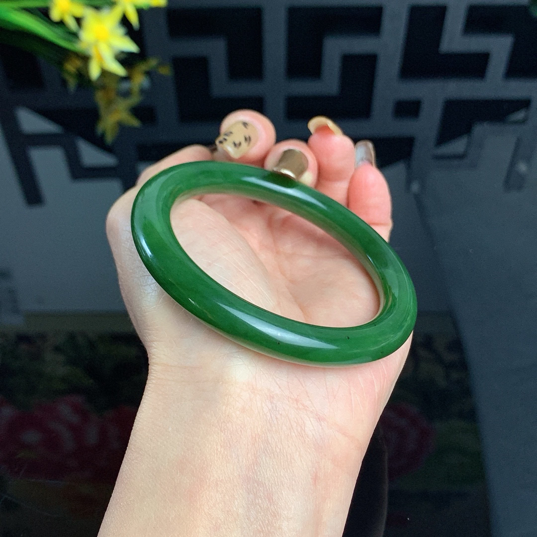 和田玉56.5圈口菠菜绿圆条碧玉手镯！玉质细腻油润 底色纯净 无纹裂 脂粉好，品质好！
