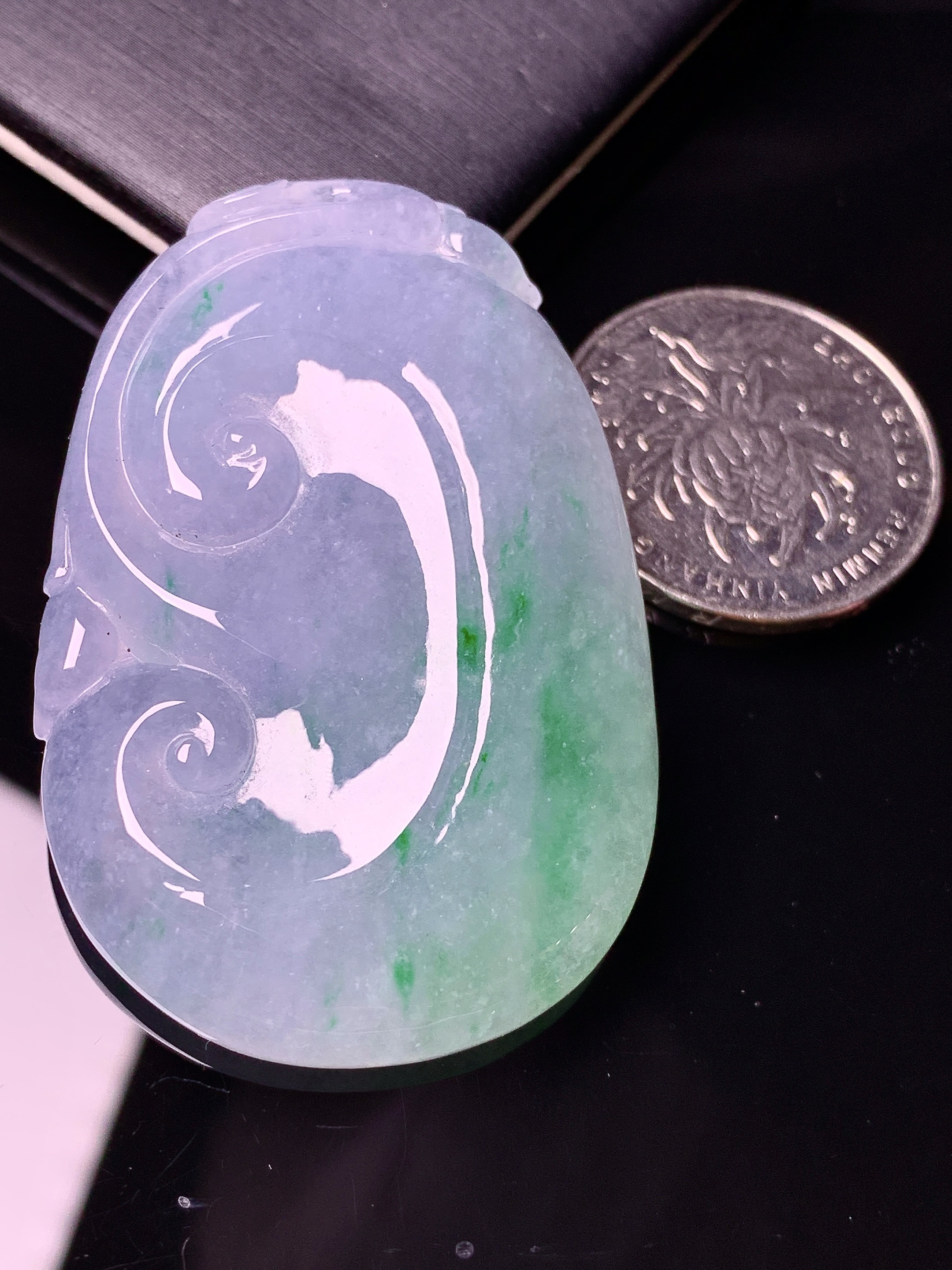 飘绿如意吊坠 玉质细腻 色泽艳丽清新 水润亮眼 整体尺寸51*33.8*6.5