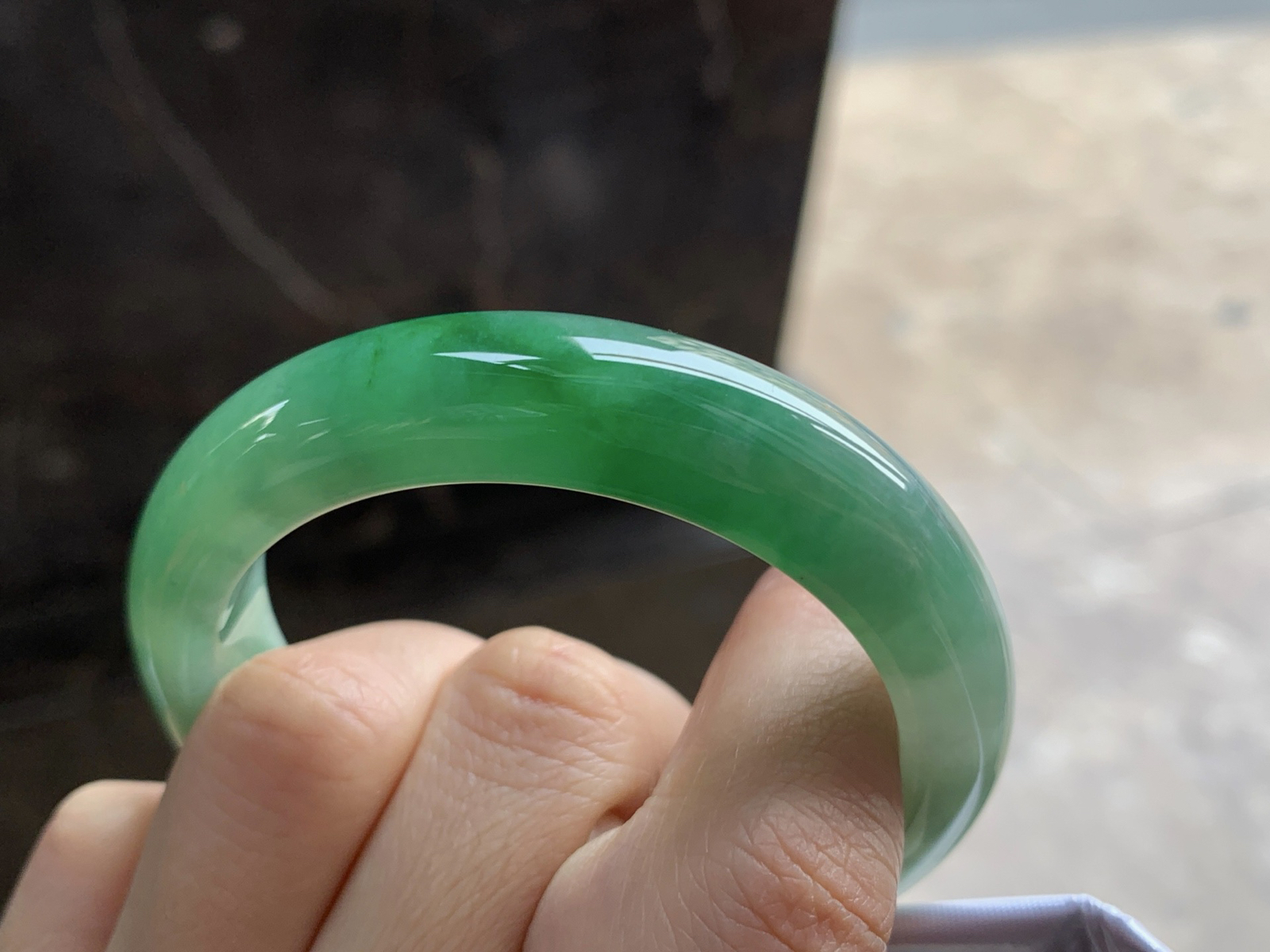 51-12.3-8.5

浓绿色手镯^_^颜色鲜艳 玉质温润