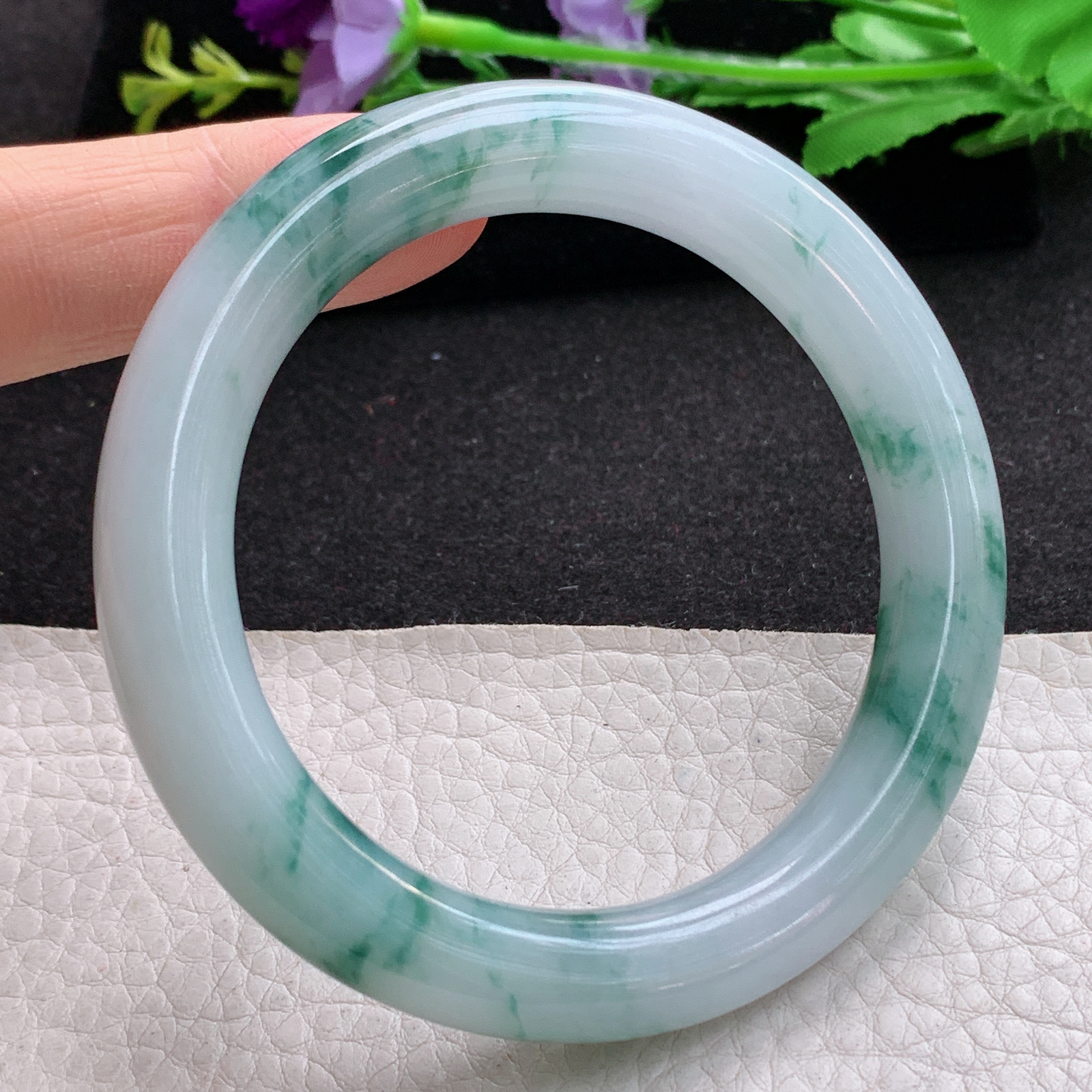 yh实拍55.5*10.3美人镯 天然缅甸翡翠A货细润牛奶底飘花圆条玉手环