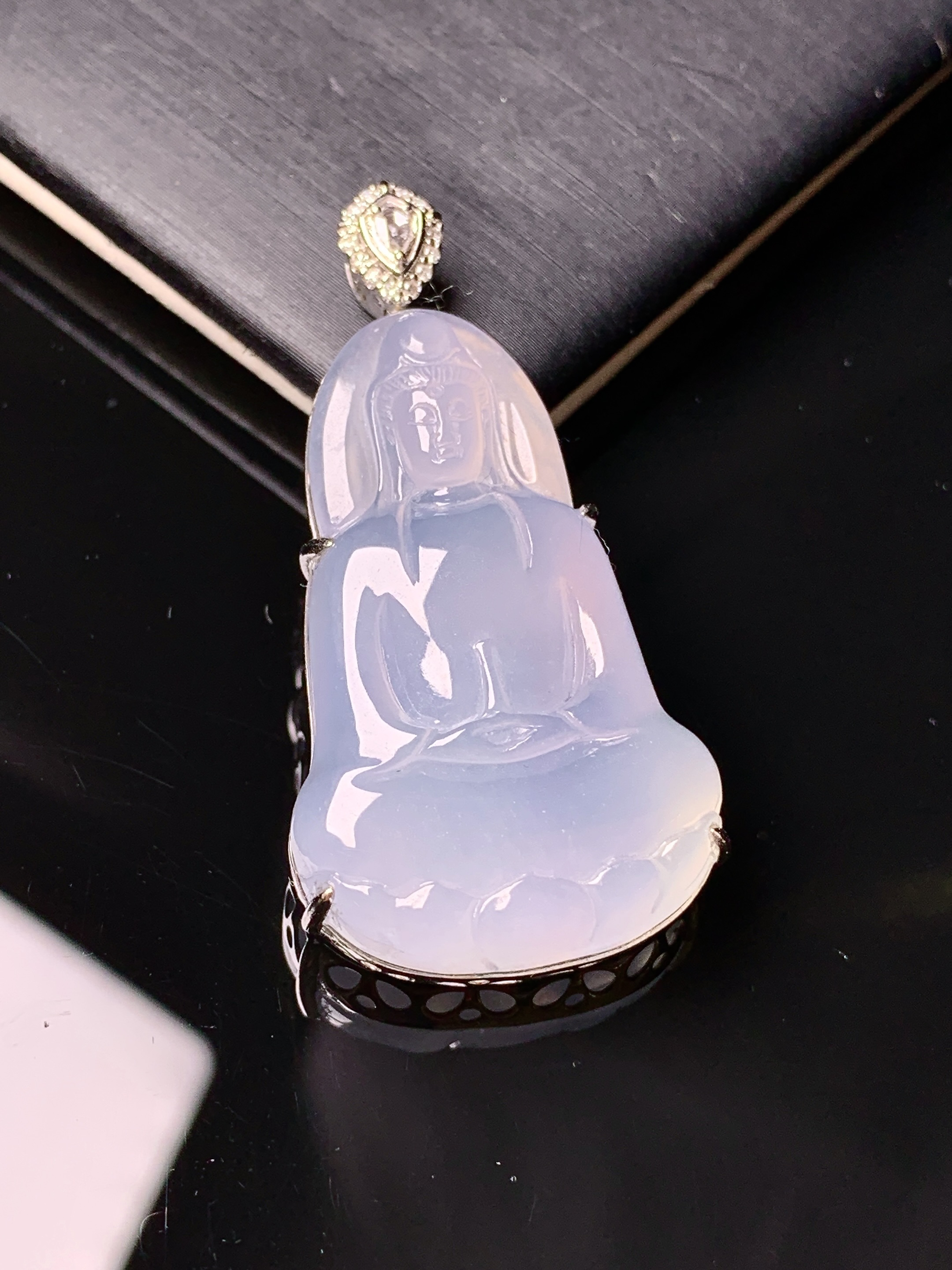 18k金钻镶嵌冰种观音吊坠 玉质细腻 色泽艳丽清新 水润亮眼 整体尺寸42.6*21.2*7.3