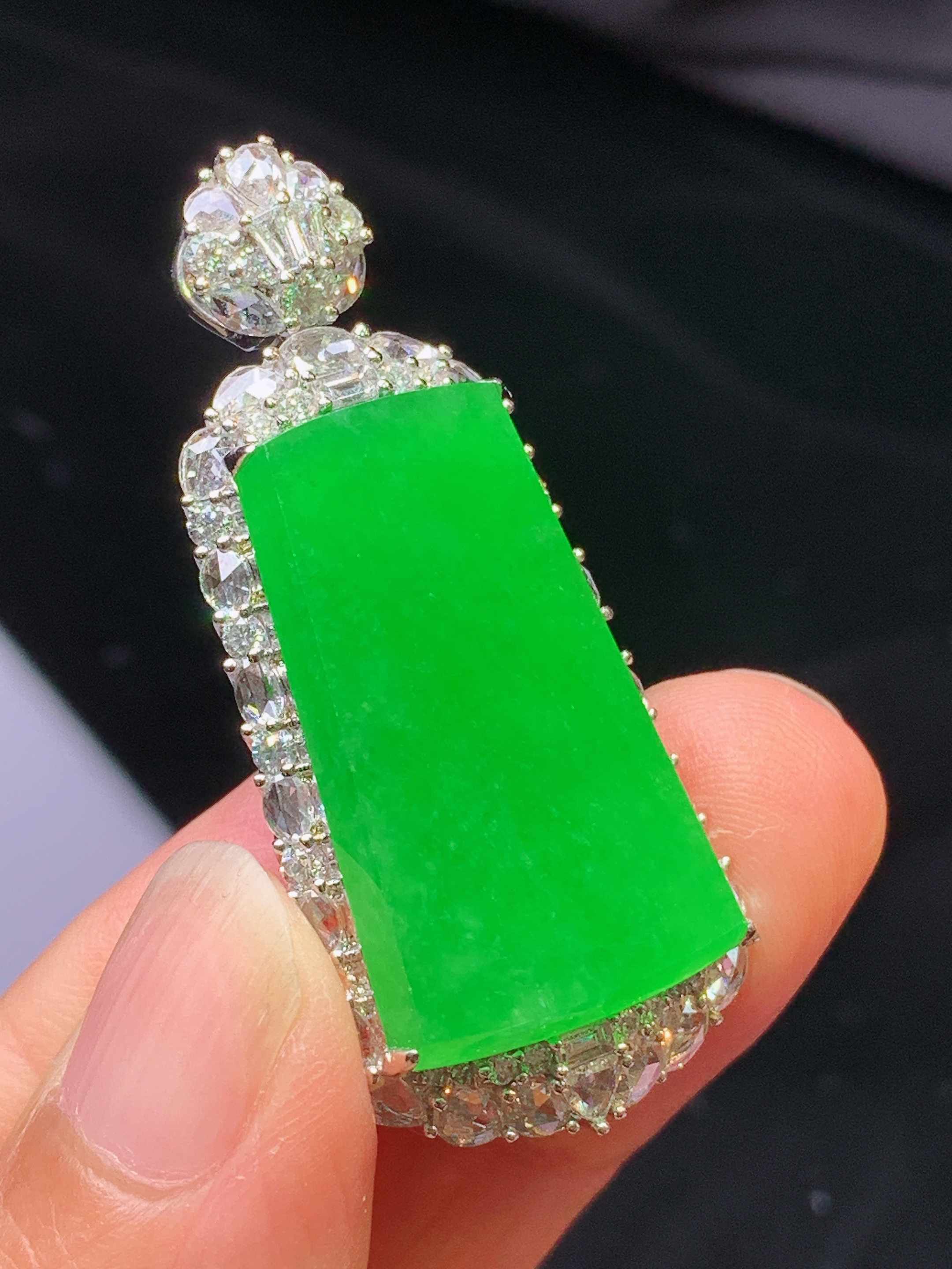 18k金钻镶嵌满绿无事牌吊坠 玉质细腻 色泽艳丽清新 水润亮眼 整体尺寸44.5*20*11