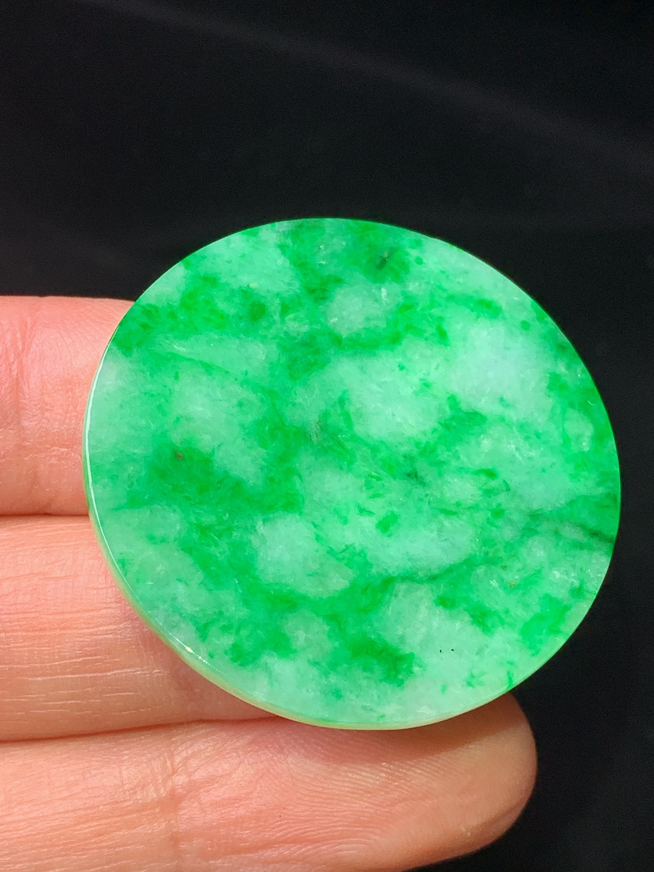 镶嵌款 翠绿圆牌吊坠 玉质细腻 色泽艳丽清新 整体尺寸34.2*2.6