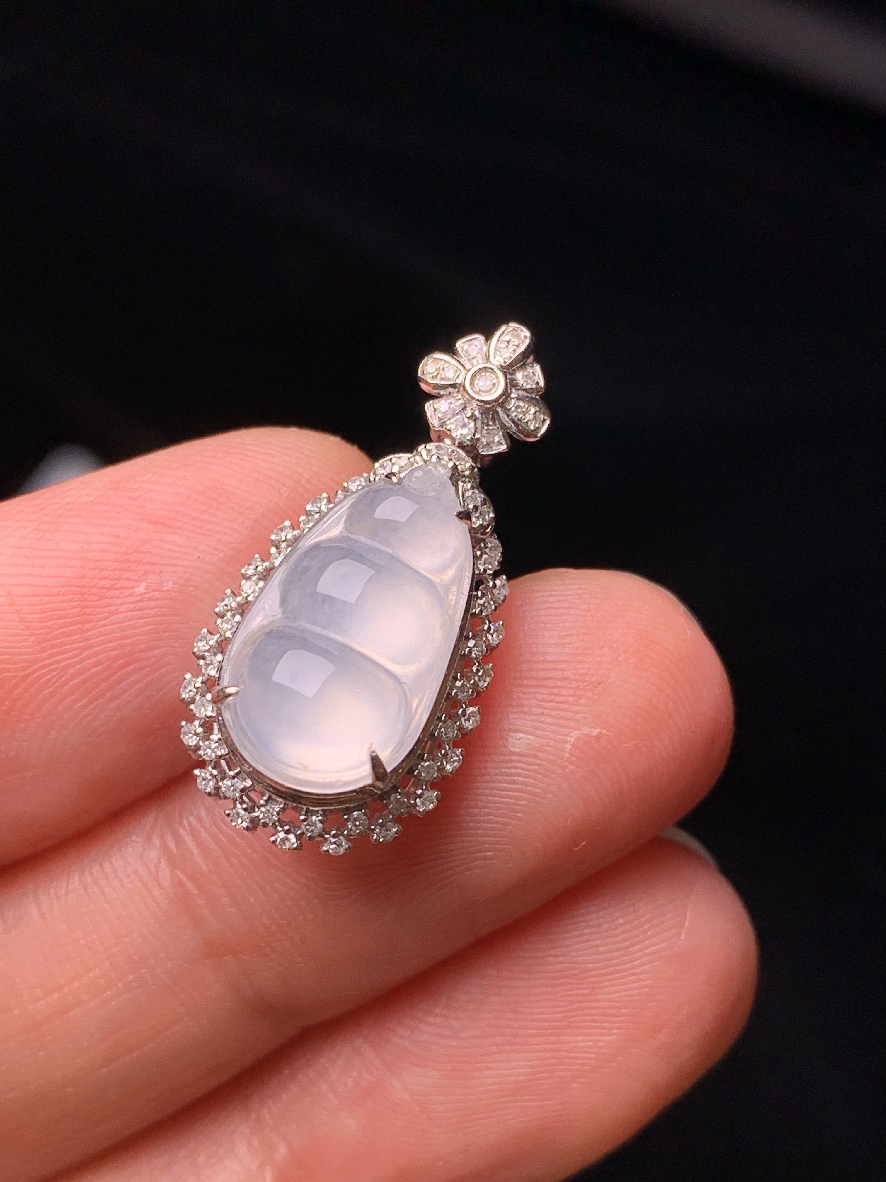 18k金钻镶嵌冰种四季豆吊坠 玉质细腻 色泽艳丽清新 水润亮眼 整体尺寸23.8*11.8*9