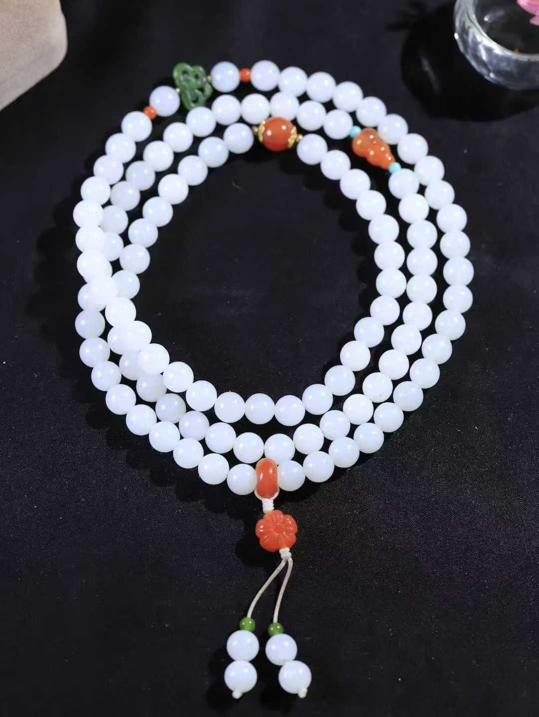 【链.108】

精品️和田玉白玉圆珠挂链 玉质温润细腻 油性十足 佩戴舒适。珠珠落玉盘，间关莺语