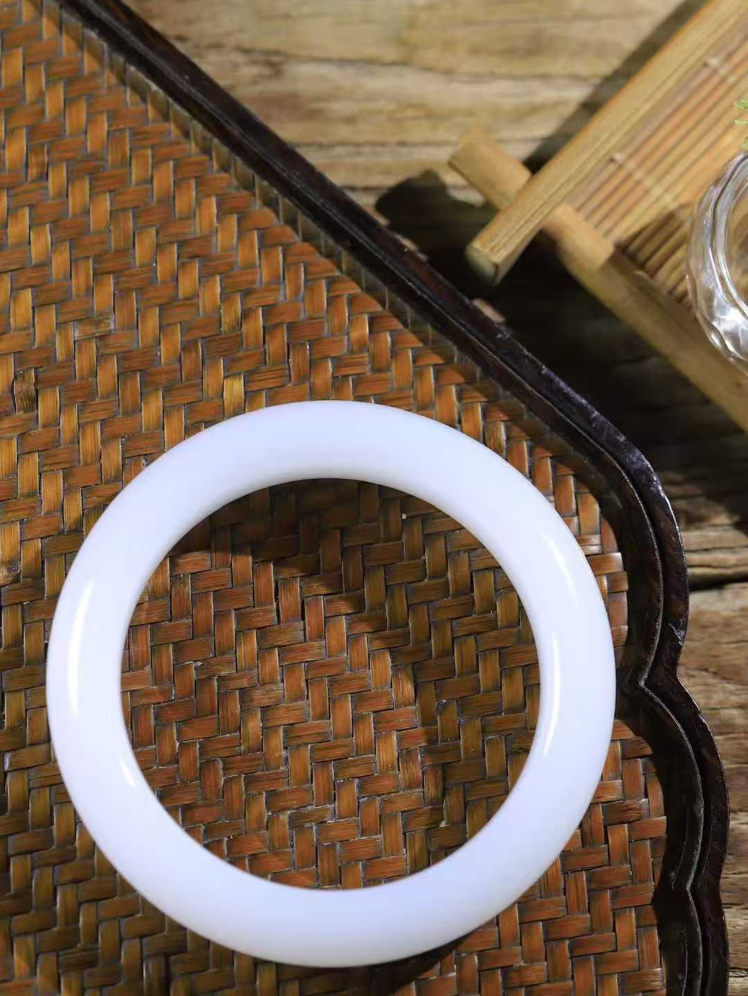 【婉约佳人.手镯】

收藏级和田玉白玉手镯 玉质温润细腻 油性十足 手感舒适，高华雅逸，线条流畅，简约大气，美自天成，素雅高贵。佩戴于腕间，婉约之美，举手投足间透出那份低调奢华。重76.8克 内径57mm  尺寸15-10.2mm   FDL-78102833
​