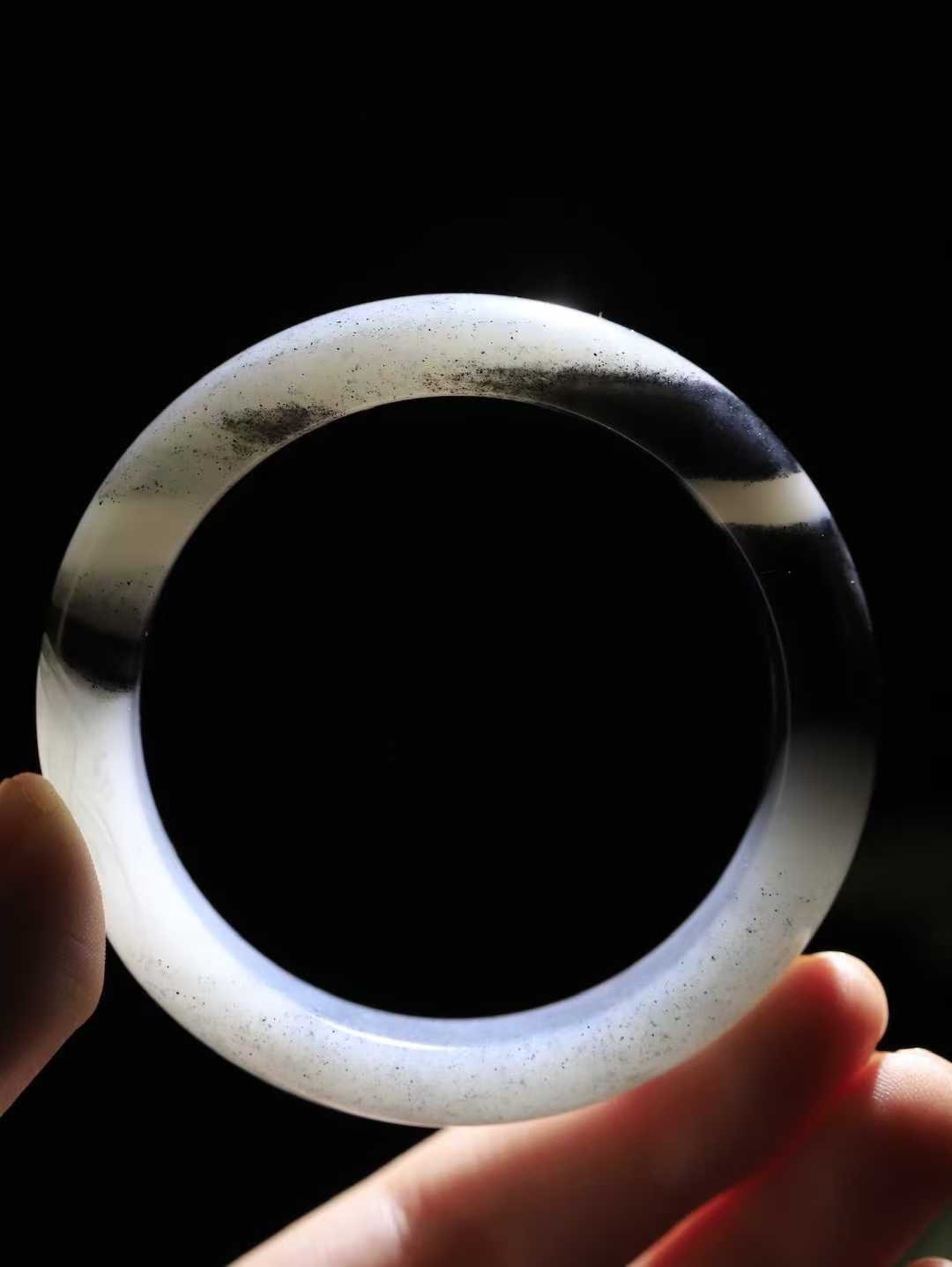 （蕙质兰心.手镯）

收藏级臻品新疆和田青花籽料兰花手镯 质地莹润细腻 色泽油润 干净水灵～兰花，不以惊艳娆人，不以花香诱人，只以朴实的姿态，在平淡中给生活添加了无数的温馨
重65.8克   尺寸56-15.2-9.1mm    fDL-36102800

​