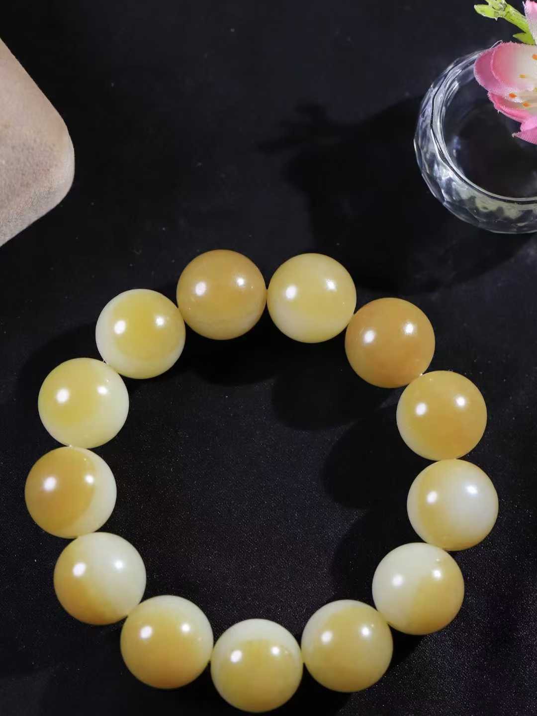 【珠圆玉润.手串】

精品和田玉糖白玉珠圆玉润手串 玉质温润细腻  整串打磨圆润，佩戴舒适。珠珠落玉盘，间关莺语花底滑，一生美好时光，无论身在何处，都有它相伴相守。事事顺遂，幸福美满，吉祥如意。重116.7克 尺寸取一18mm FDL-16141000
​