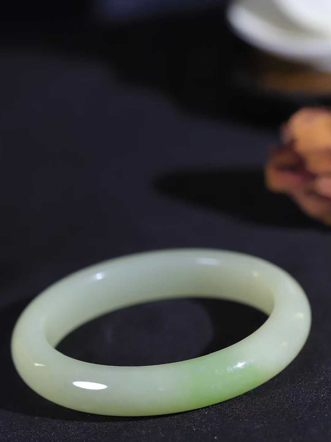 【翠色怡人.手镯】

精品和田玉翠青手镯，精品超级美镯，玉质细腻饱满，️温润脂香，仙雾缥缈，怡静