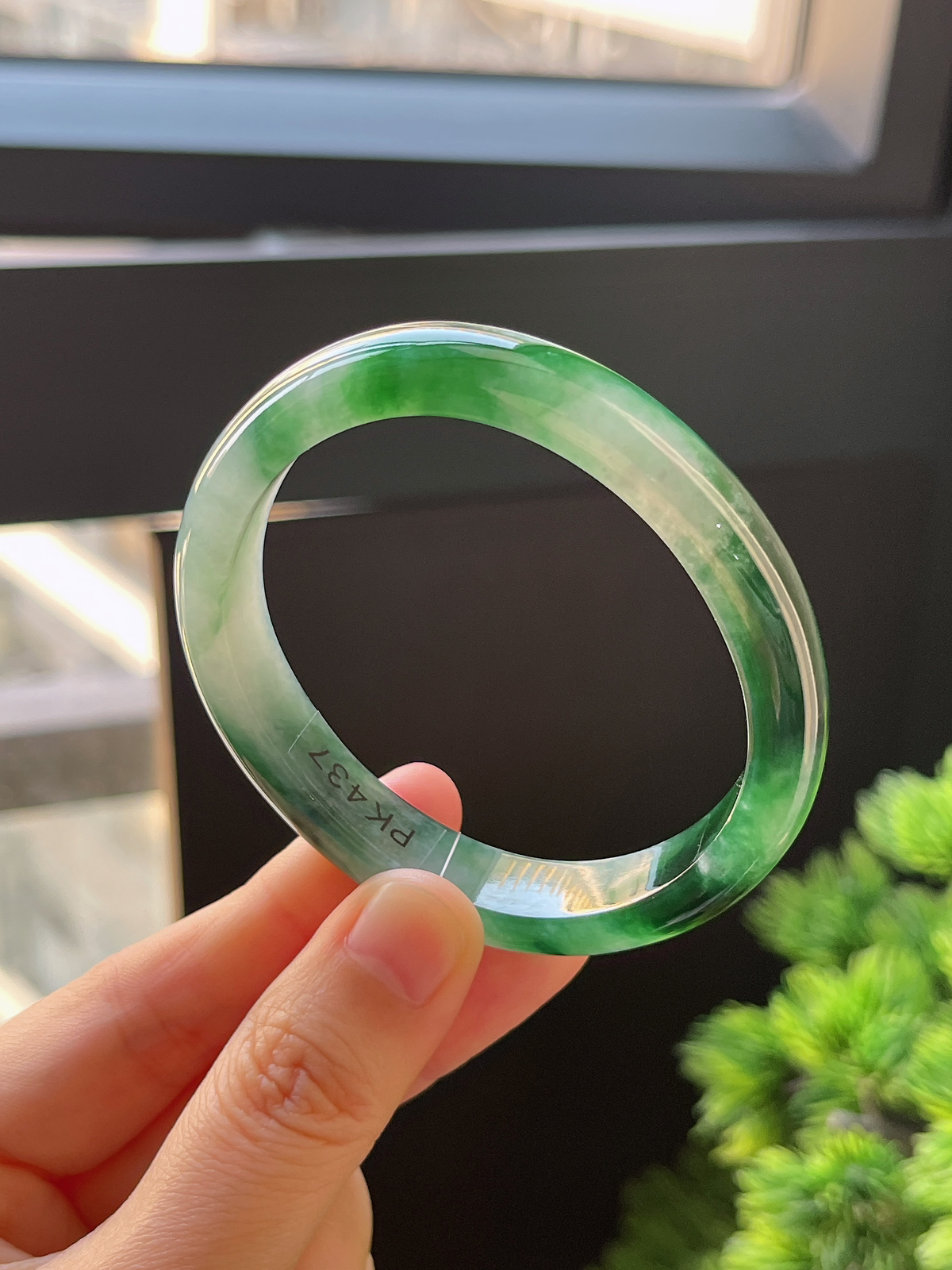 贵妃镯54.3圈口，翡翠冰糯种飘绿手镯