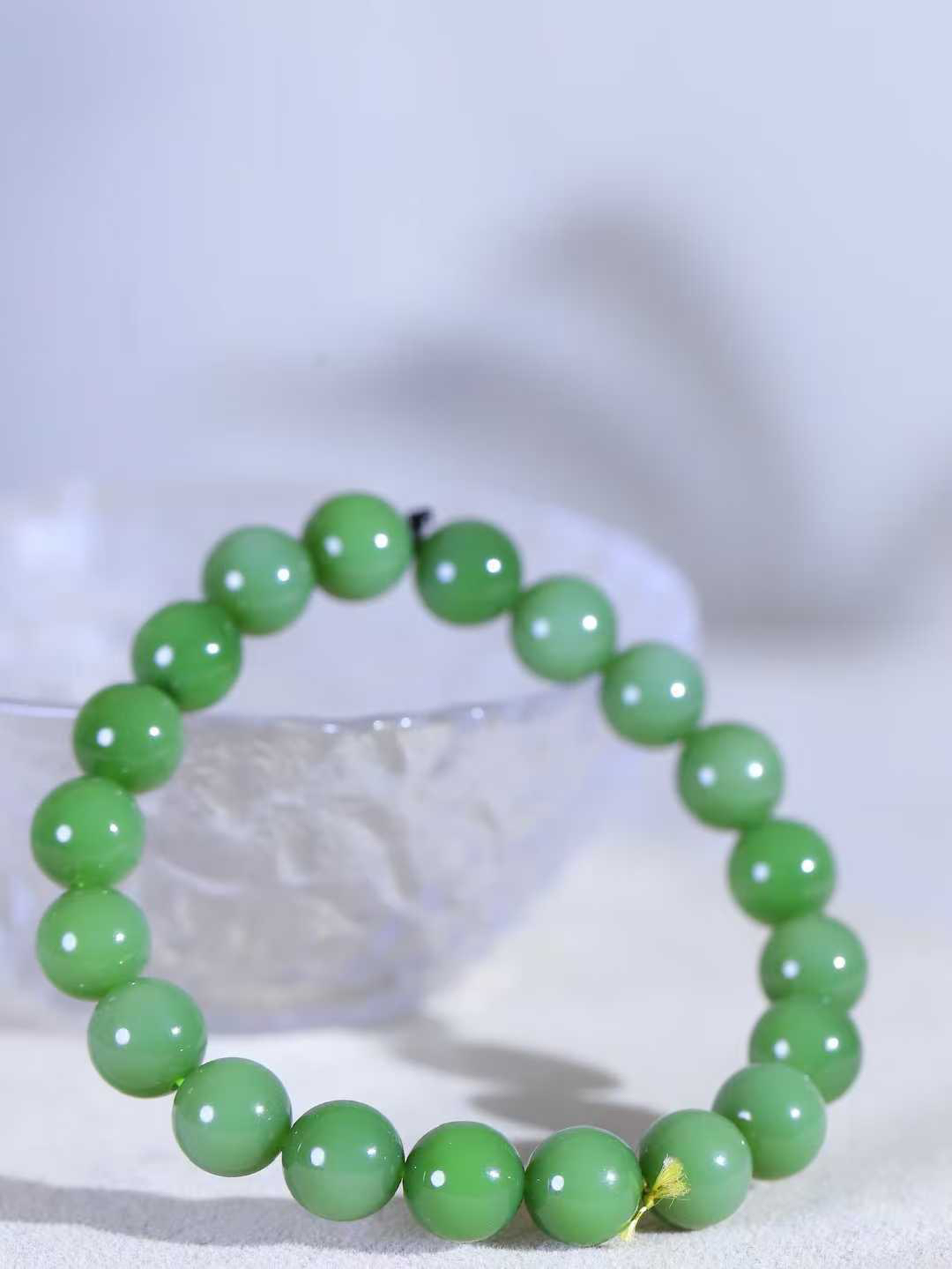 【珠圆玉润.手串】

精品和田玉碧玉珠圆玉润手串 玉质温润细腻  整串打磨圆润，佩戴舒适。珠珠落玉盘，间关莺语花底滑，一生美好时光，无论身在何处，都有它相伴相守。事事顺遂，幸福美满，吉祥如意。重29.5克 尺寸取一9.7mm FDL-16141200
​