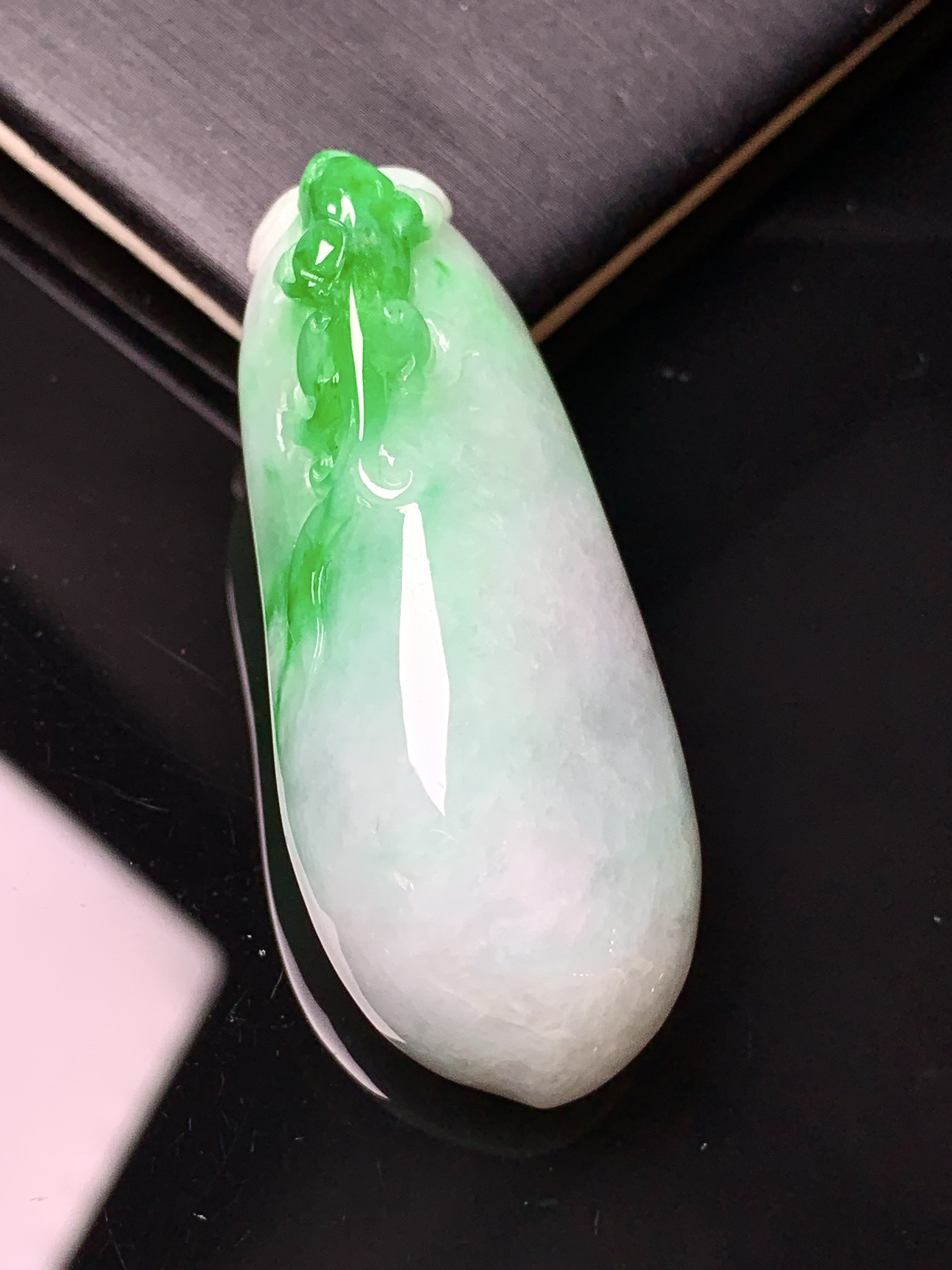 飘绿呱呱来财吊坠 玉质细腻 色泽艳丽清新 整体尺寸46*18.3*12.2