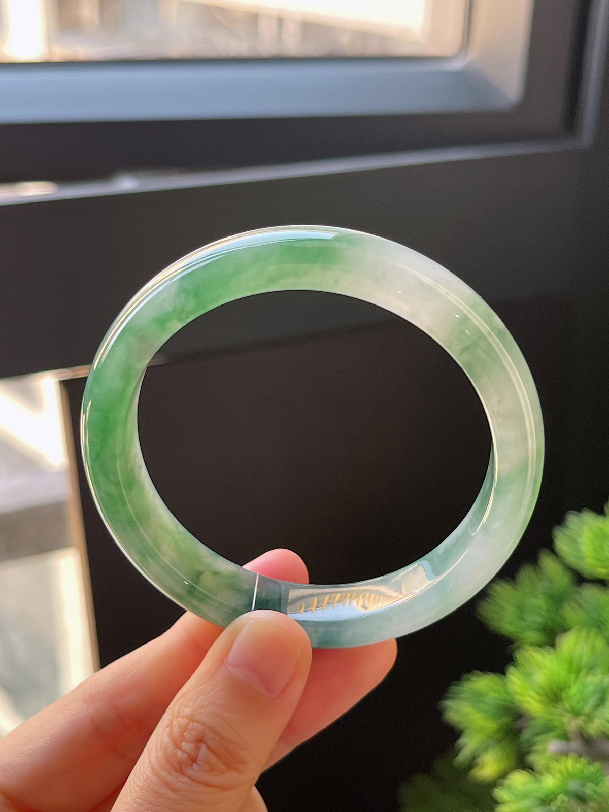 正圈55.6圈口，翡翠冰糯种飘绿手镯