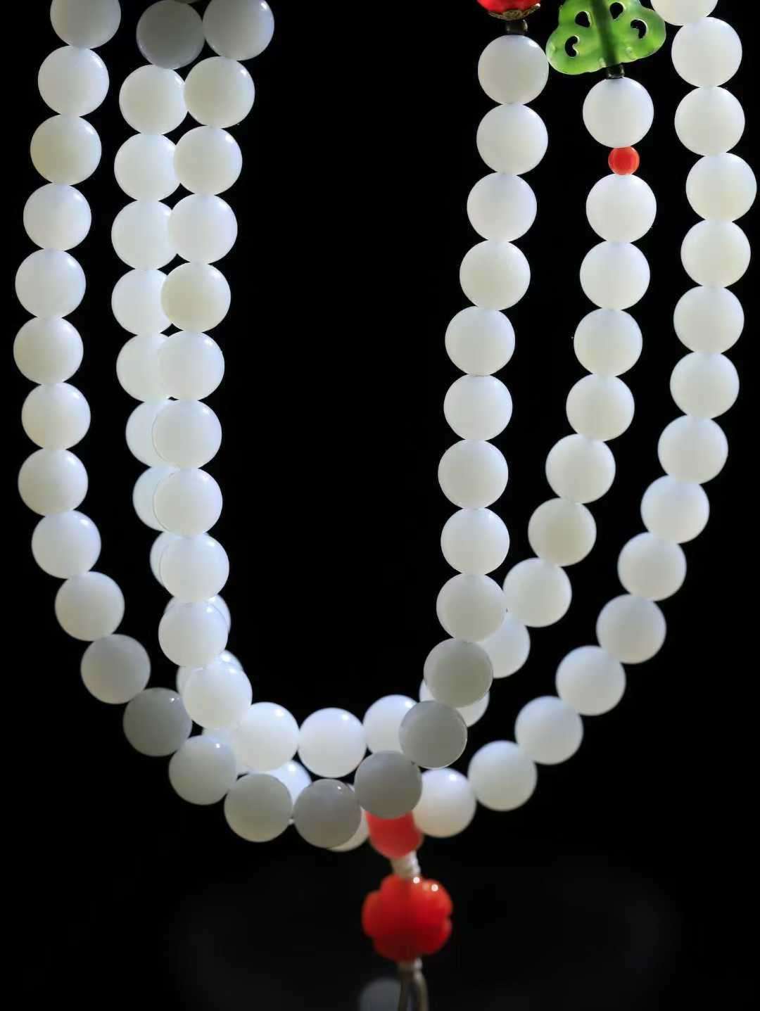 【链.108】

精品️和田玉白玉圆珠挂链 玉质温润细腻 油性十足 佩戴舒适。珠珠落玉盘，间关莺语花底滑，一生美好时光，无论身在何处，都有它相伴相守。事事顺遂，幸福美满，吉祥如意。重89.5克 尺寸取一8mm FDL-44101233
​