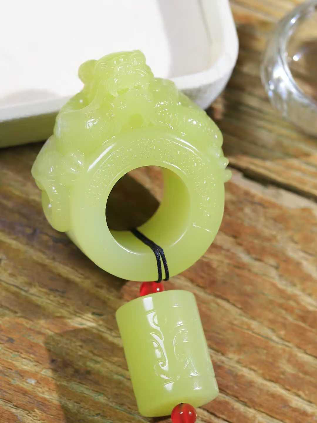 （龙行天下.扳指）

精品和田玉黄口祥龙扳指，料子细腻 手感上佳、雕工精湛，精雕祥龙，龙头双目圆瞪，巨口大张，獠牙锋利， 龙是古代祥瑞之物，寓意有龙护身，
重125.8克    圈口22mm   尺寸25-27.2mm fDL-7510492