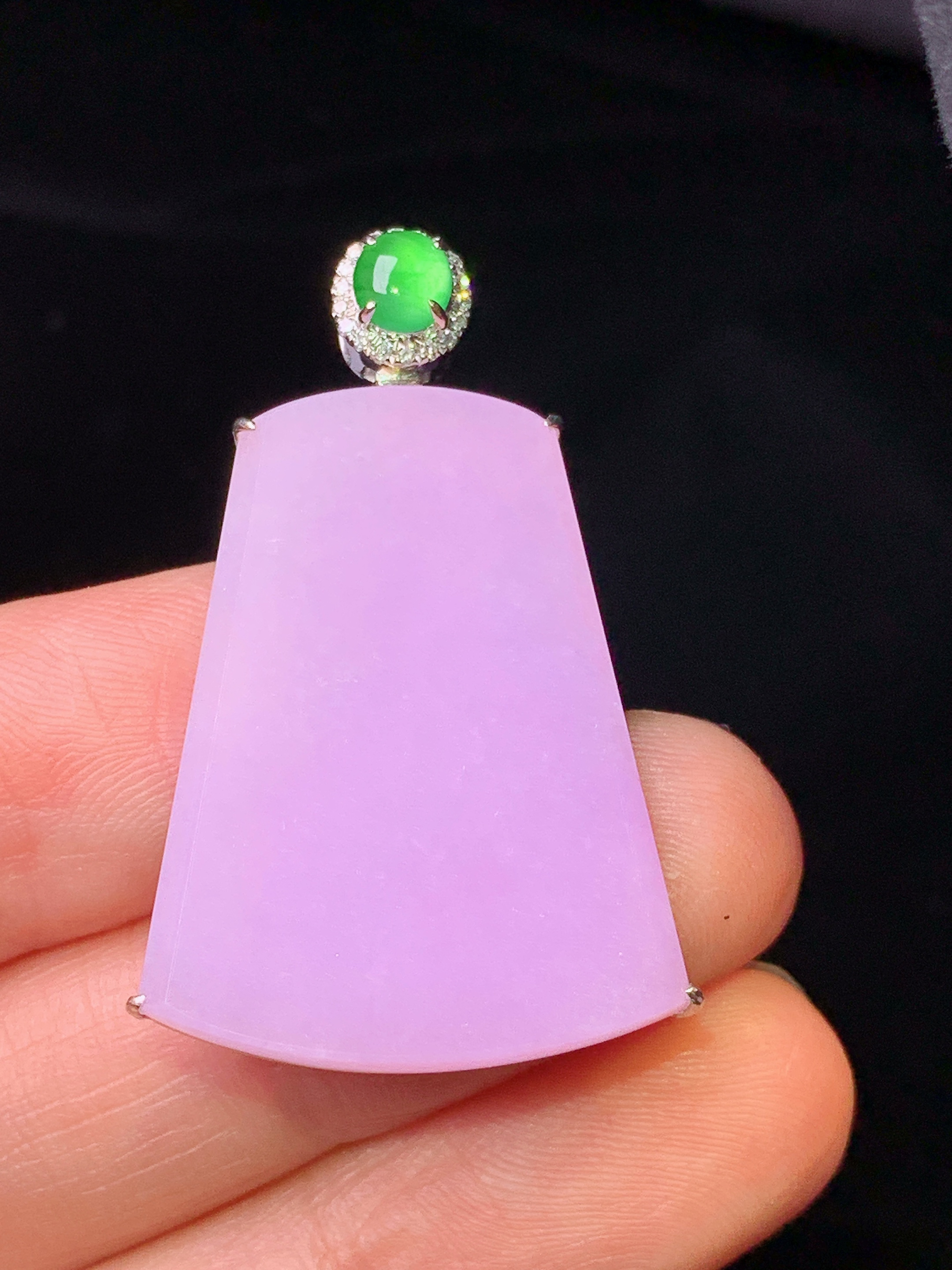 18k金钻镶嵌紫罗兰无事牌吊坠 玉质细腻 色泽艳丽清新 水润亮眼 整体尺寸36.3*22.8*3.5