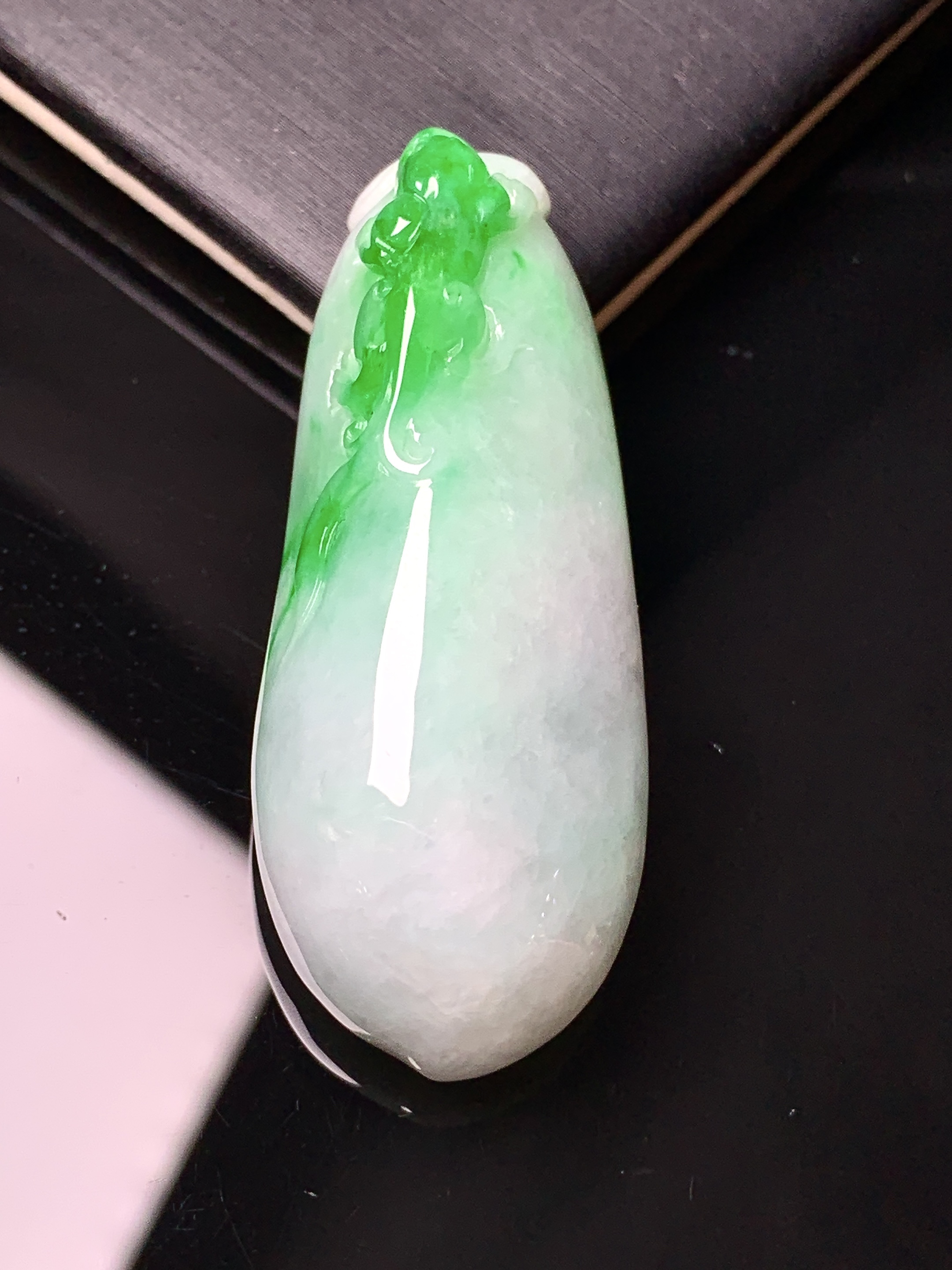 飘绿呱呱来财吊坠 玉质细腻 色泽艳丽清新 整体尺寸46*18.3*12.2