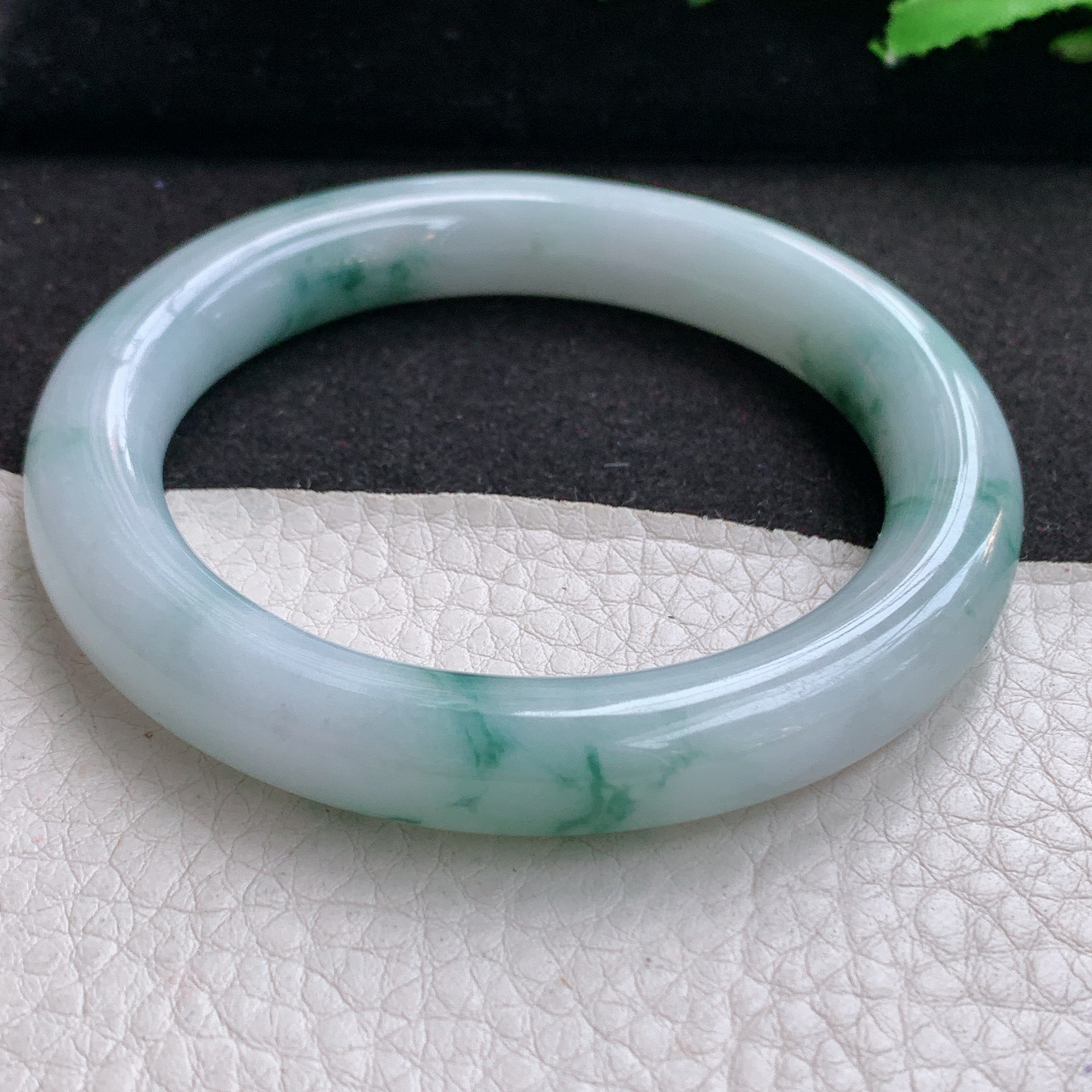 yh实拍55.5*10.3美人镯 天然缅甸翡翠A货细润牛奶底飘花圆条玉手环