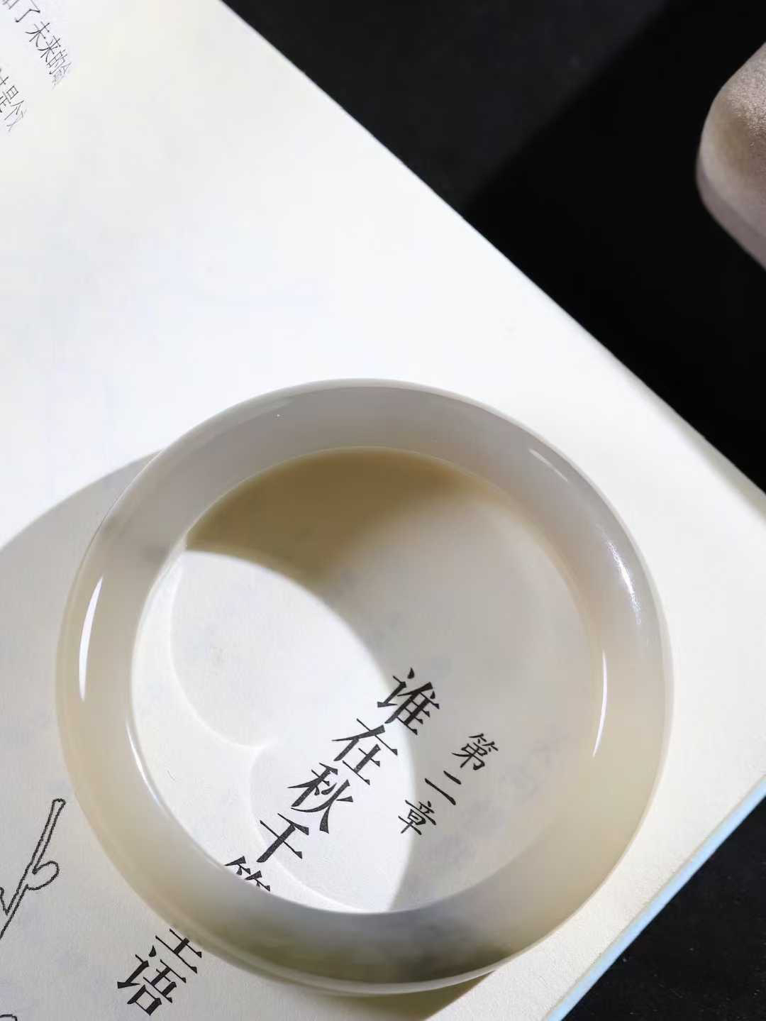 【花样年华·手镯】

精品和田玉烟紫藕粉双色手镯，质地油润细腻，色泽高贵典雅，镯型古朴典雅。在诗情画意的雨巷相遇，你是我腕间的一抹风情，有你眸有深情，清风荡漾湖间静水，我愿俯身低眉，在烟波涟漪处，寻你深情倩影。内径57.5mm尺寸15.8-10mm 重85克。fDL-3610588