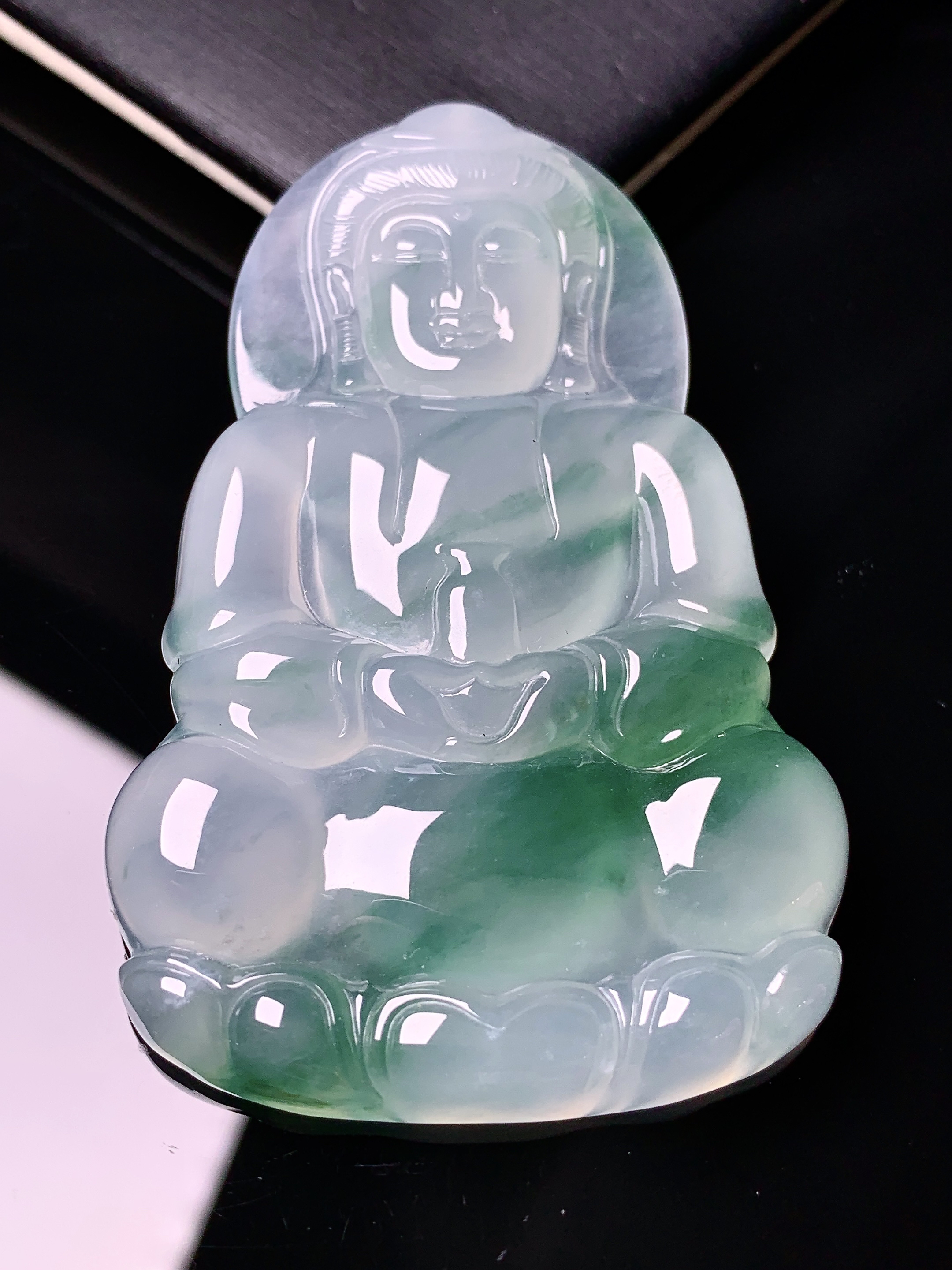 冰种飘绿观音菩萨吊坠 玉质细腻 色泽艳丽清新 水润亮眼 整体尺寸65.2*41.7*6