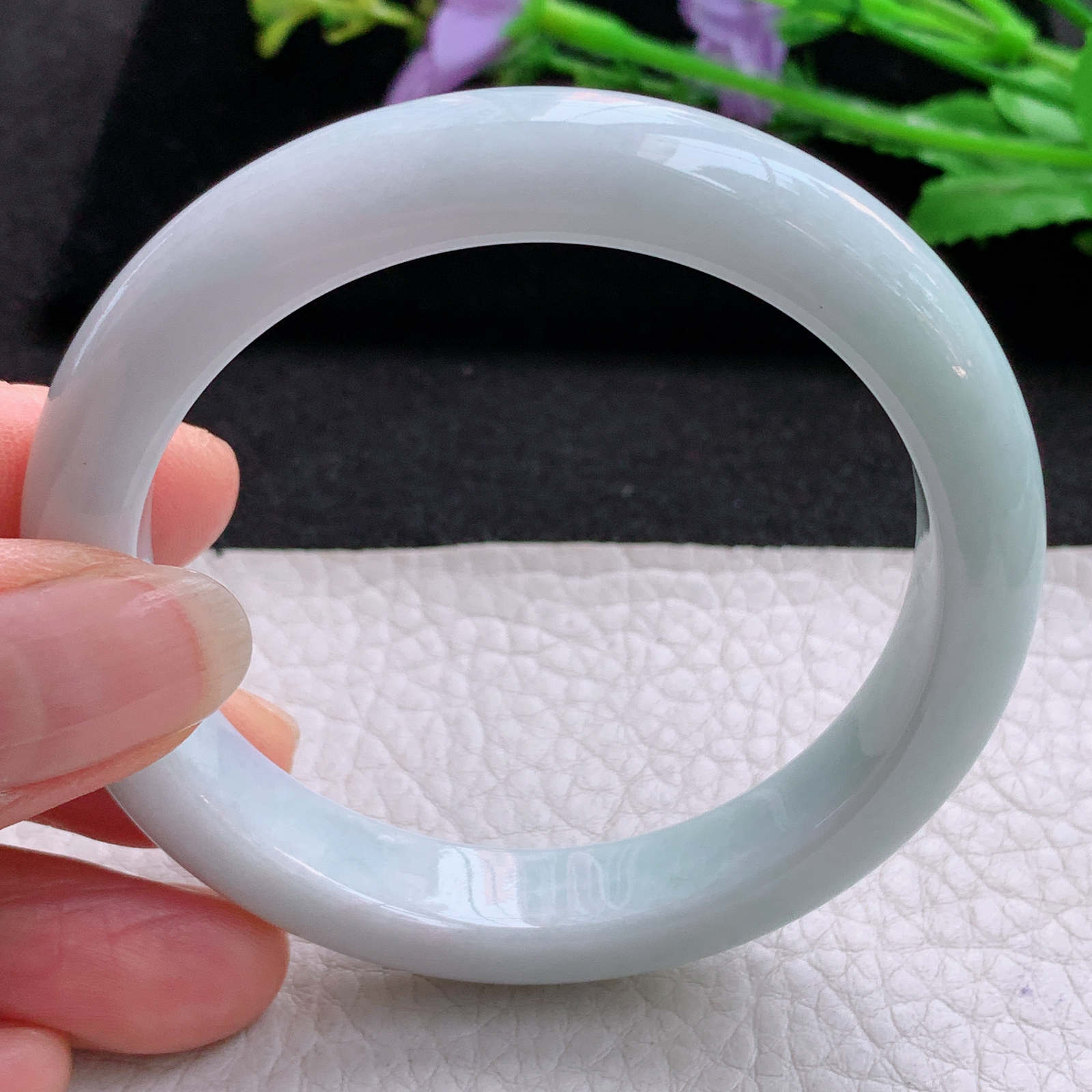 z实拍55*11*8.2平安镯 天然缅甸翡翠A货浅绿边宽边玉手环