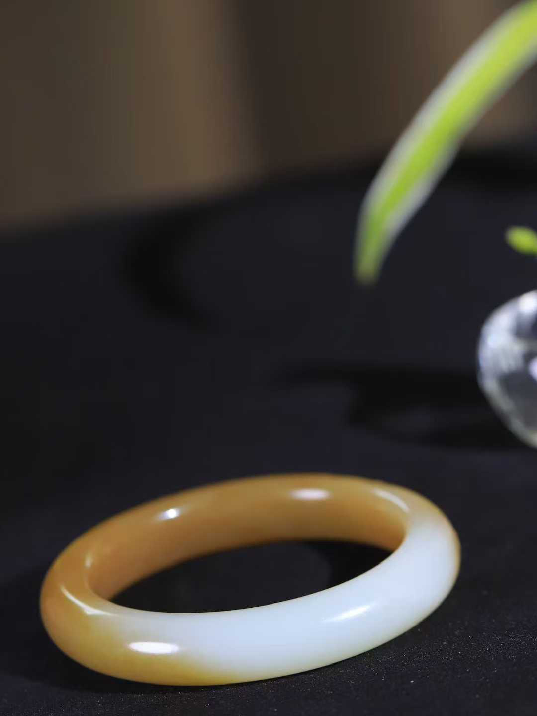 【荷韵.手镯】

精品和田玉糖白玉手镯 玉质温润细腻 手感舒适，高华雅逸，线条流畅 素雅高贵。佩戴于