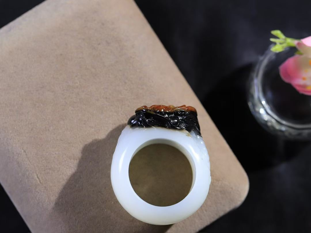 （龙行天下.扳指）

精品和田玉白玉带皮祥龙扳指，料子细腻 手感上佳、雕工精湛，精雕祥龙，龙头双目