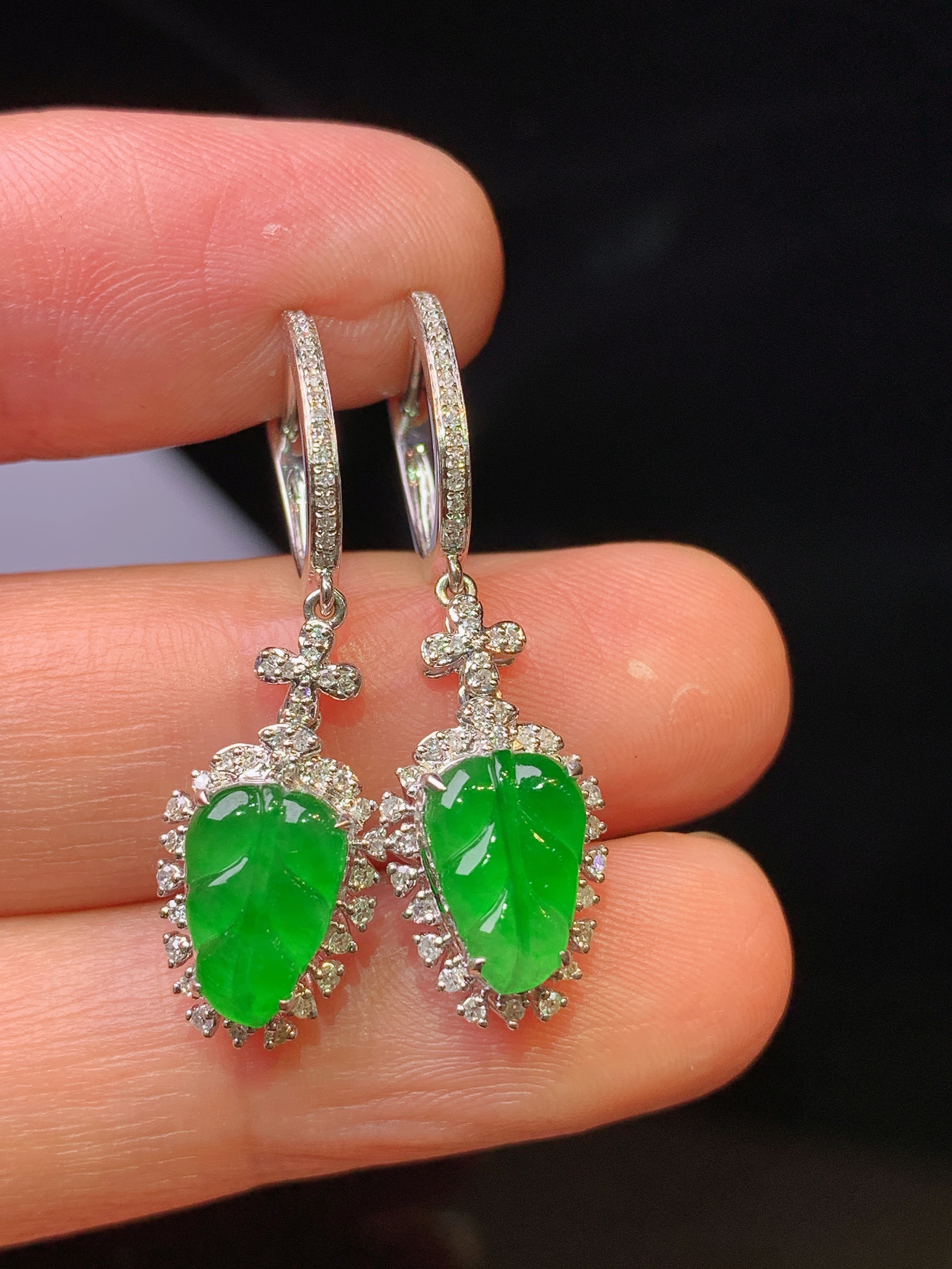 18k金钻镶嵌满绿树叶耳坠 玉质细腻 色泽艳丽清新 水润亮眼 整体尺寸31*9*6.2