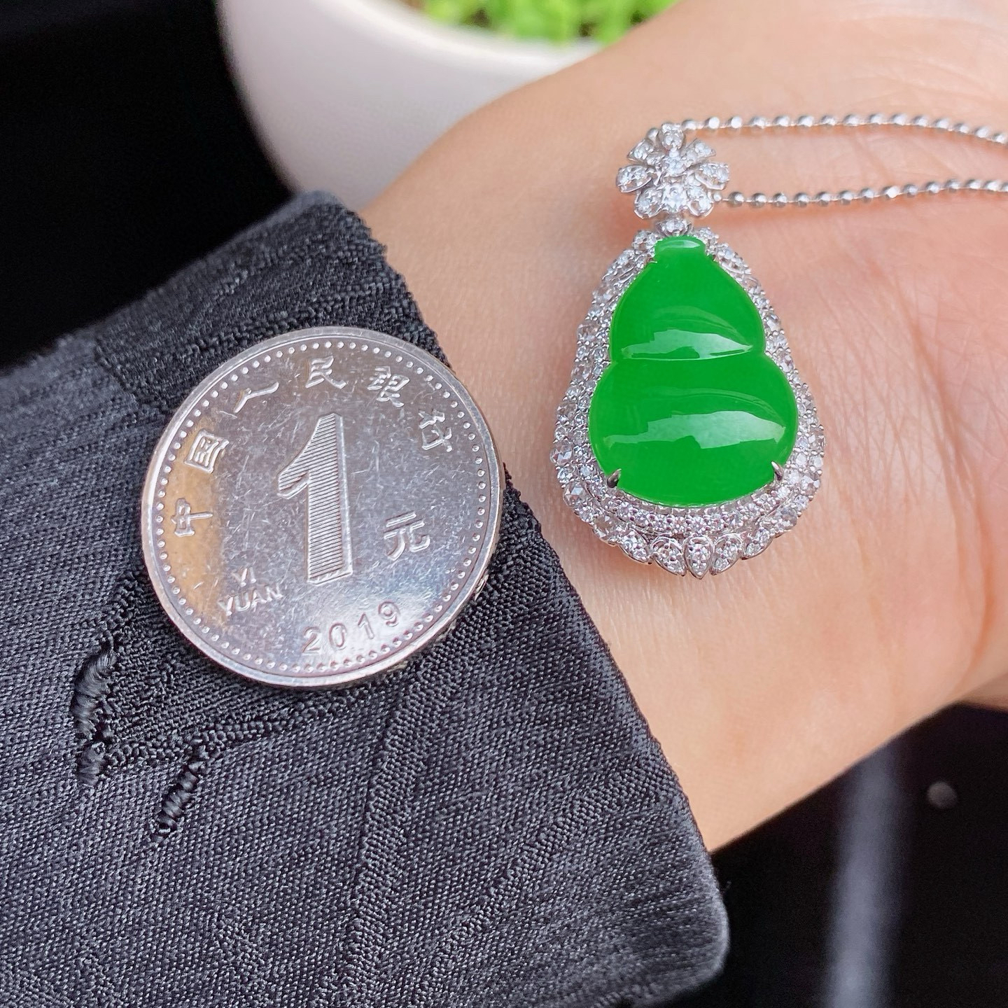 冰阳绿葫芦吊坠 
色泽鲜亮，质地细腻，荧光感满满
葫芦造型圆润饱满
18K金镶嵌，精致又奢华
尺寸如图一  实物更美～