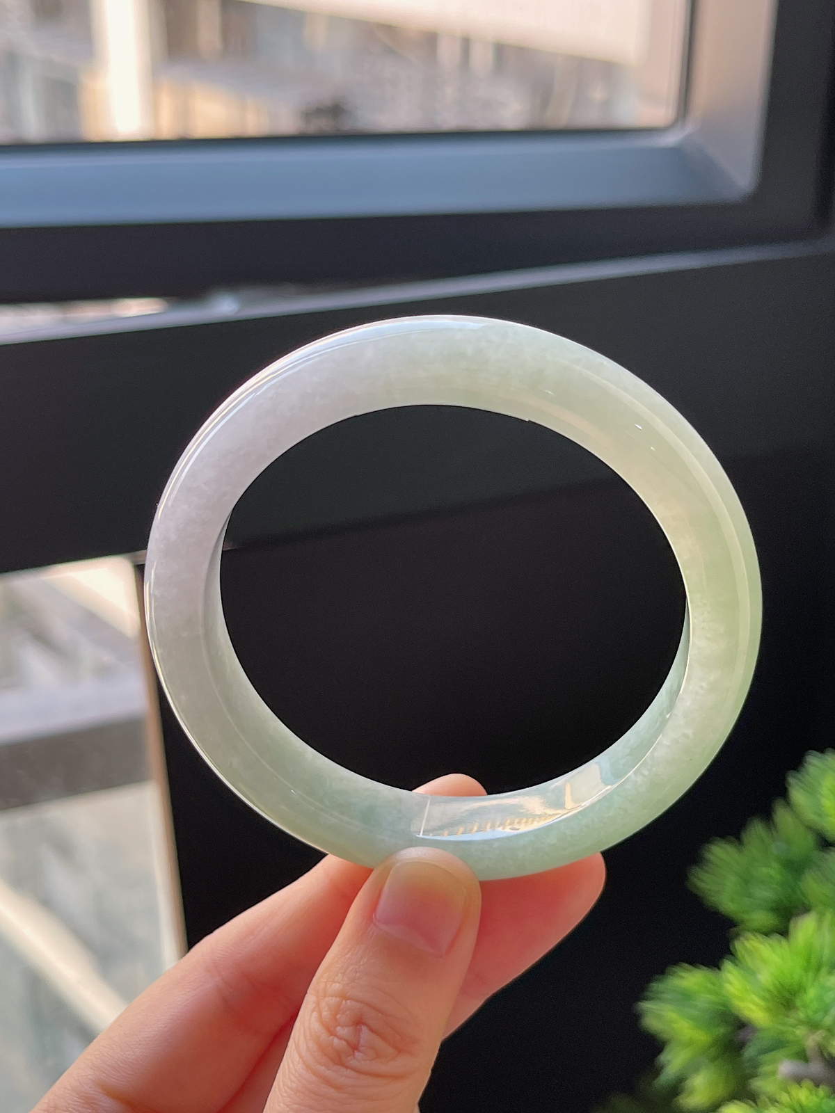 正圈57.6圈口，翡翠糯化种浅绿色手镯