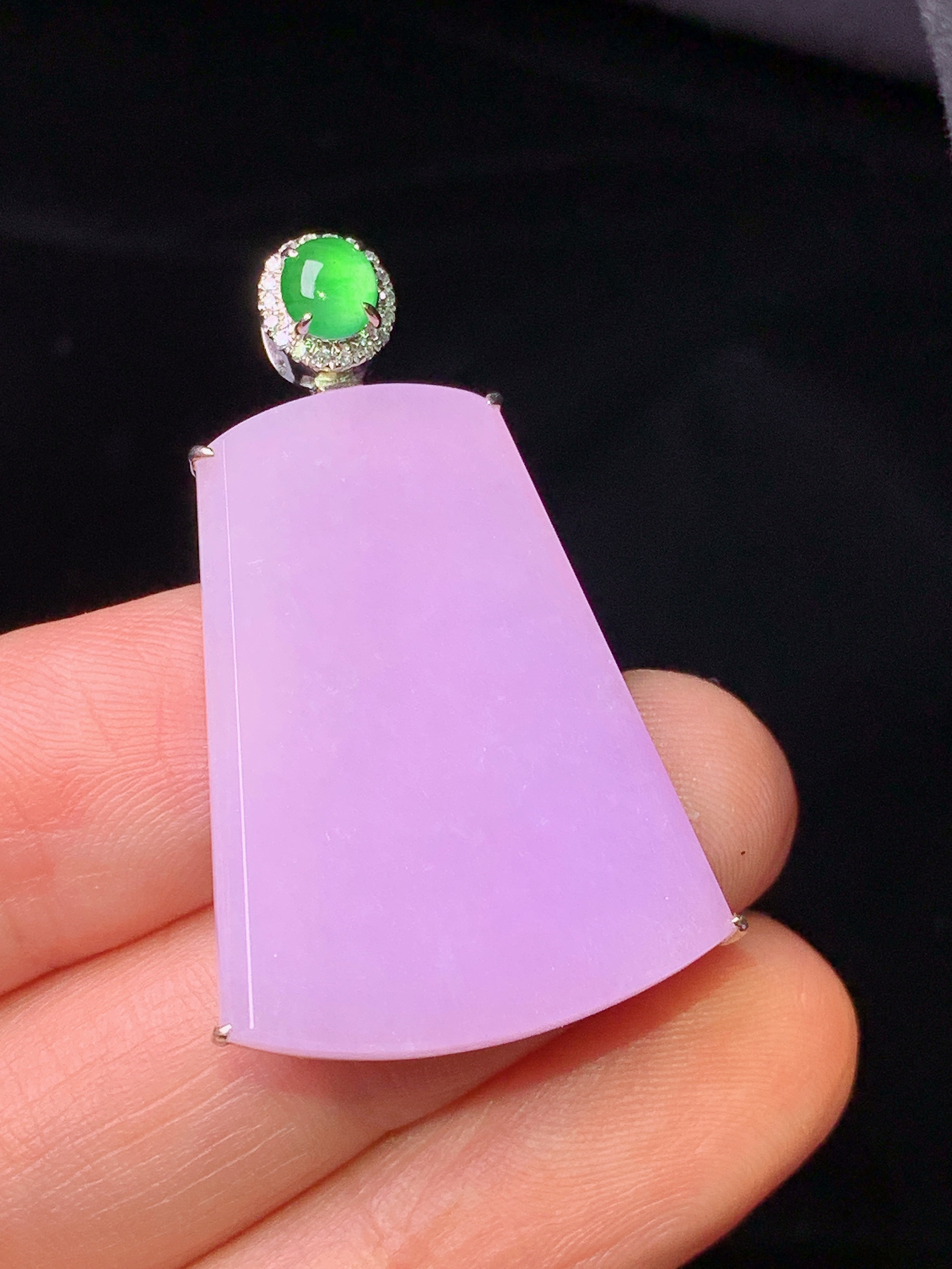 18k金钻镶嵌紫罗兰无事牌吊坠 玉质细腻 色泽艳丽清新 水润亮眼 整体尺寸36.3*22.8*3.5