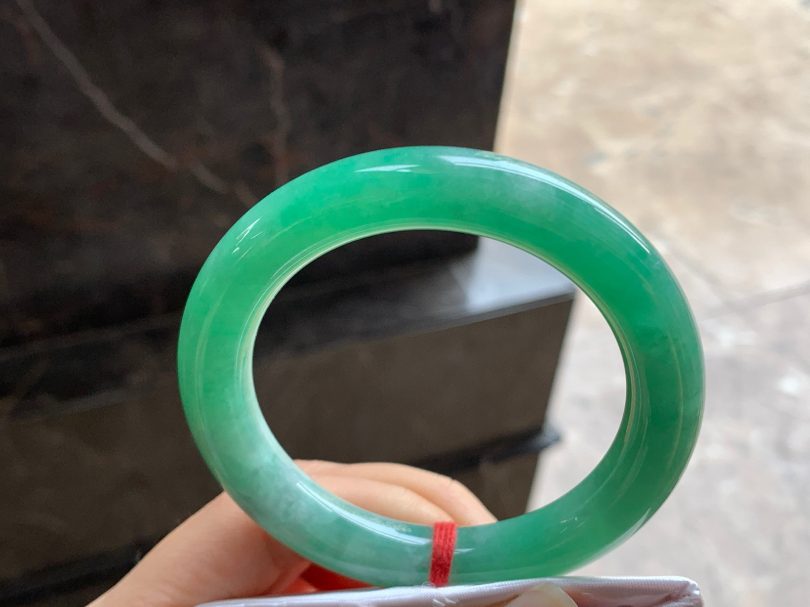 55.5-10.7

阳绿色圆条手镯^_^颜色鲜艳 玉质温润