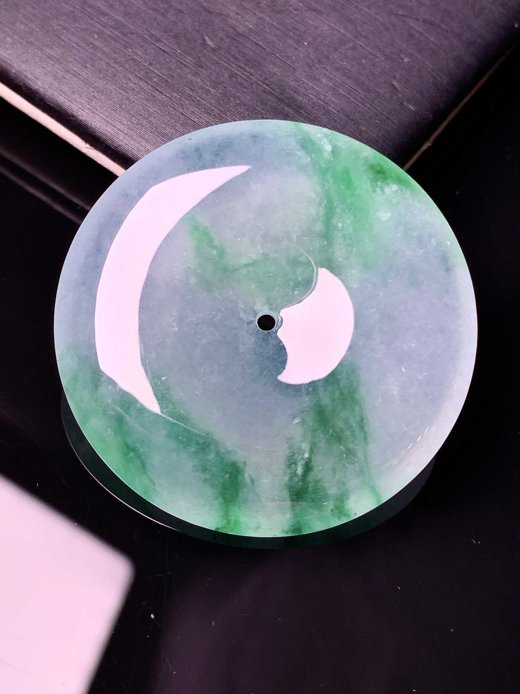 冰种飘绿平安扣吊坠 玉质细腻 色泽艳丽清新 水润亮眼 整体尺寸37.2*6.2