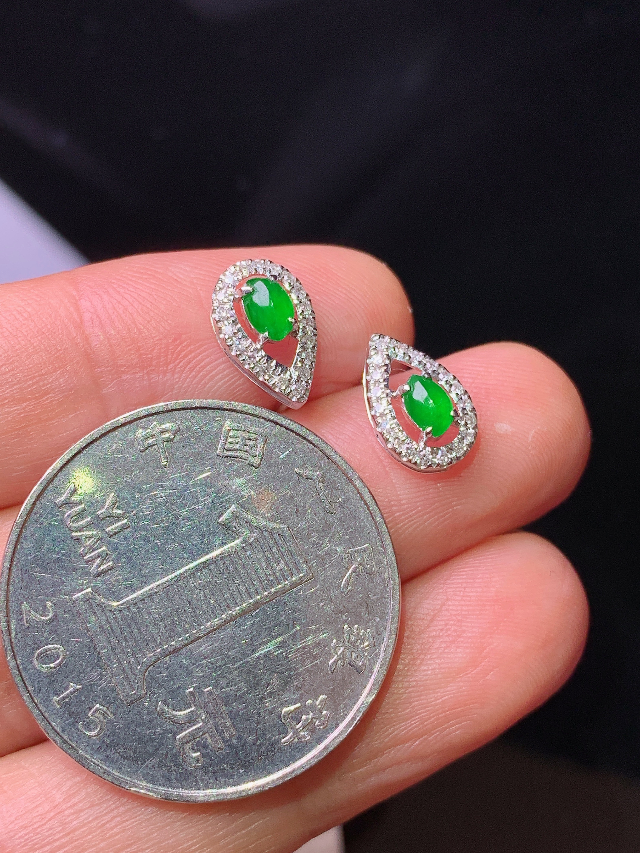 18k金钻镶嵌满绿蛋面耳钉 玉质细腻 色泽艳丽清新 水润亮眼 整体尺寸10*6.5*4