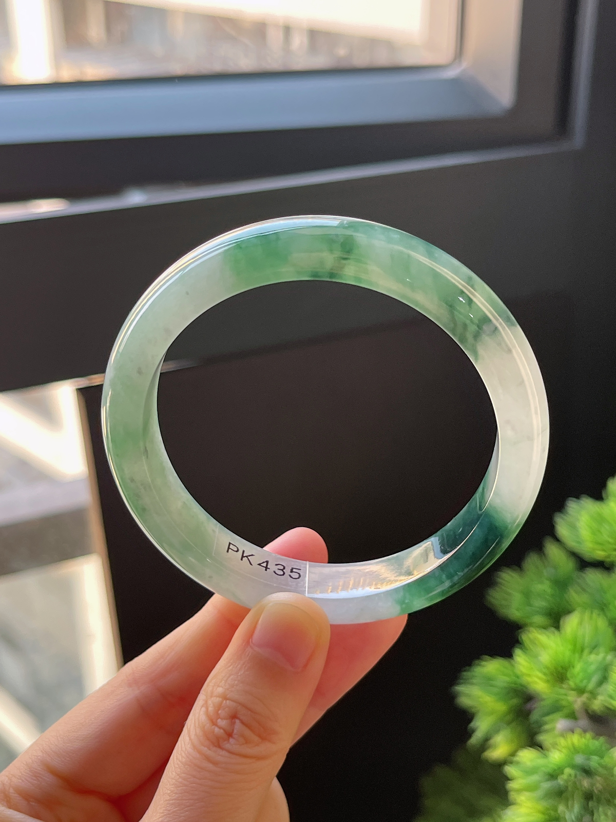 正圈57.8圈口，翡翠冰糯种飘绿手镯