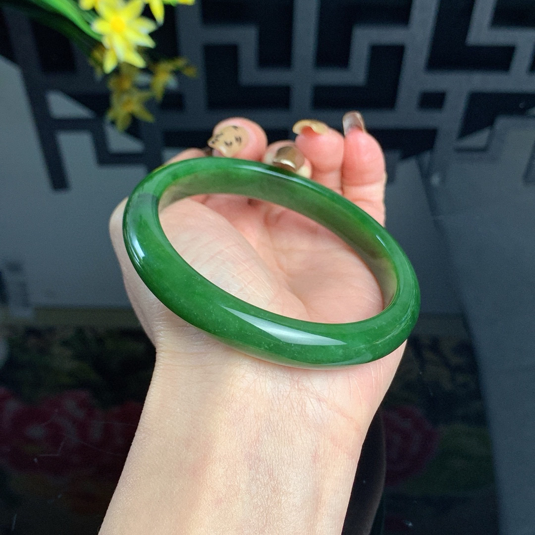 和田玉63.5圈口菠菜绿碧玉手镯！玉质细腻油润 底色纯净 无纹裂 脂粉好，品质好！