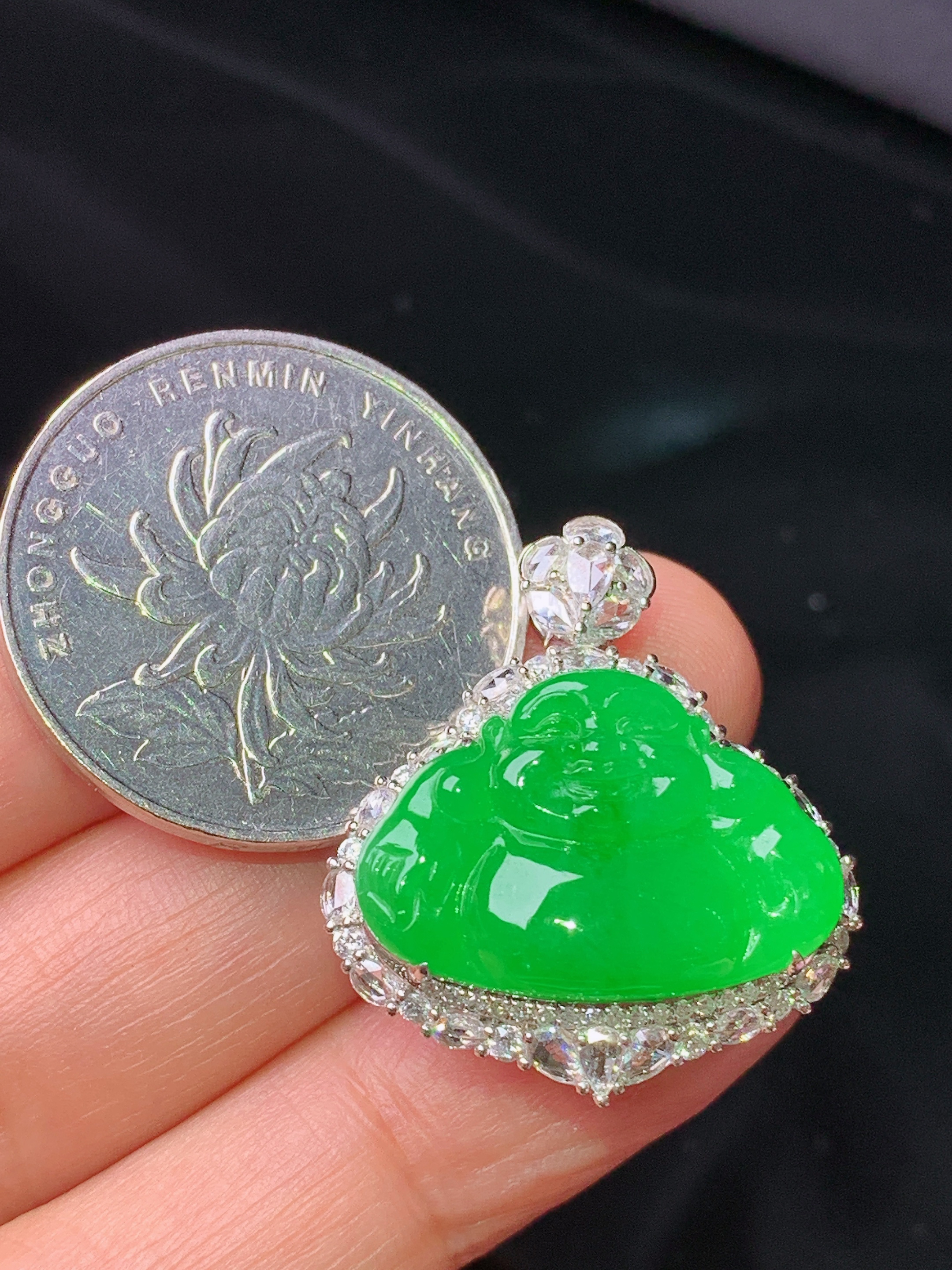 18k金钻镶嵌满绿佛公吊坠 玉质细腻 色泽艳丽清新 水润亮眼 整体尺寸27*24*11.2