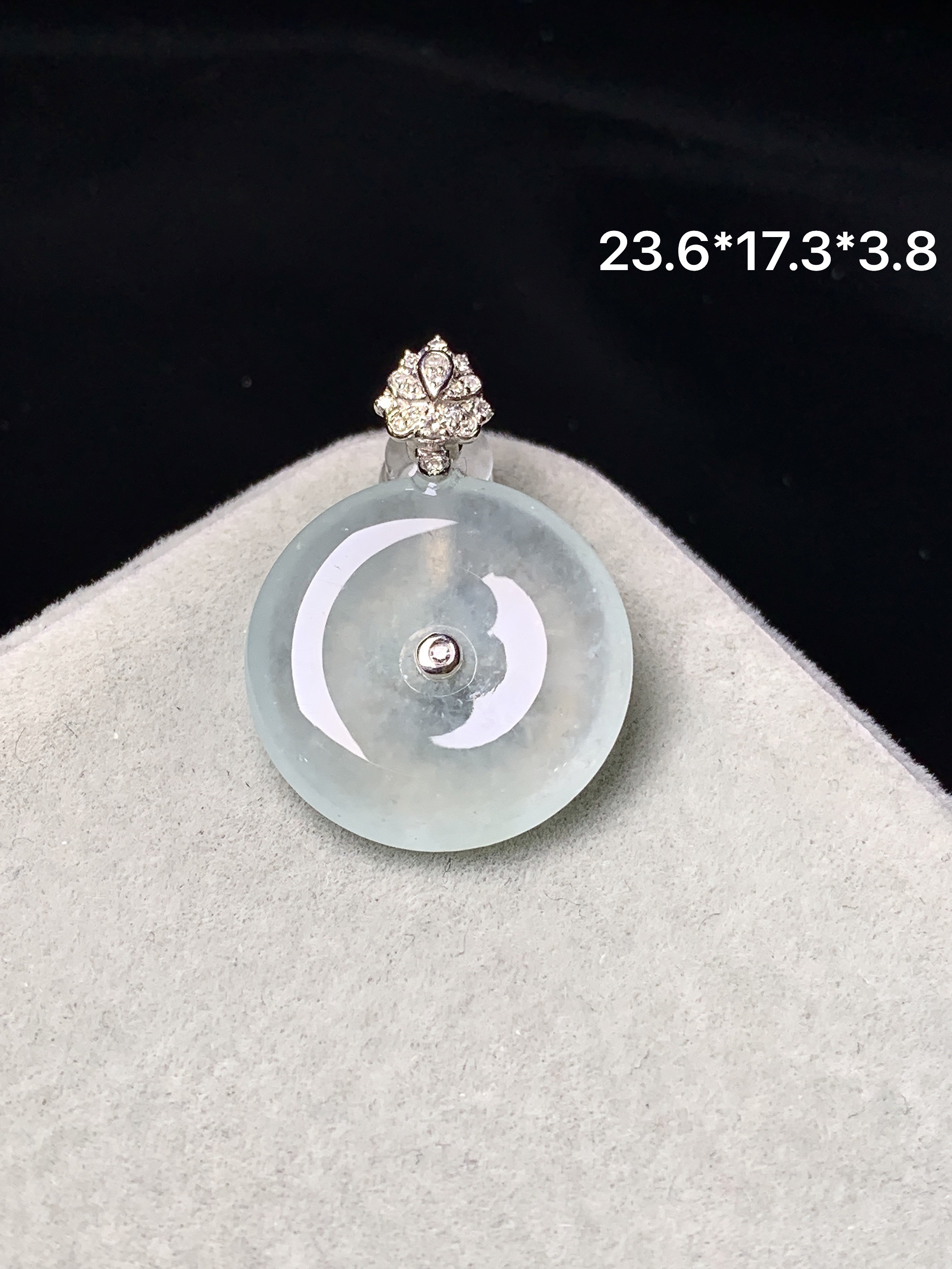 18k金钻镶嵌冰种平安扣吊坠 玉质细腻 色泽艳丽清新 整体尺寸23.6*17.3*3.8