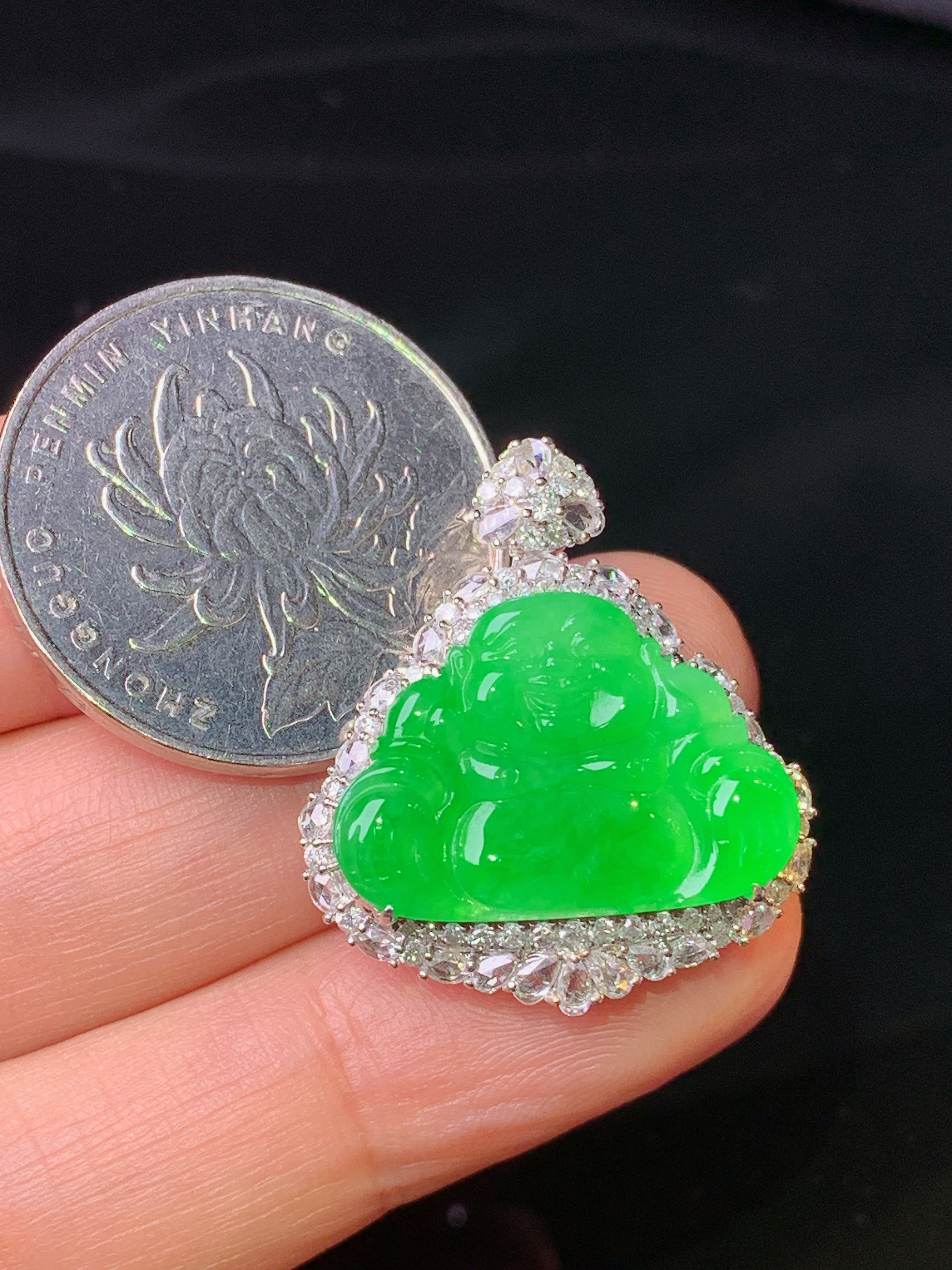 18k金钻镶嵌满绿佛公吊坠 玉质细腻 色泽艳丽清新 水润亮眼 整体尺寸26.5*23.6*9