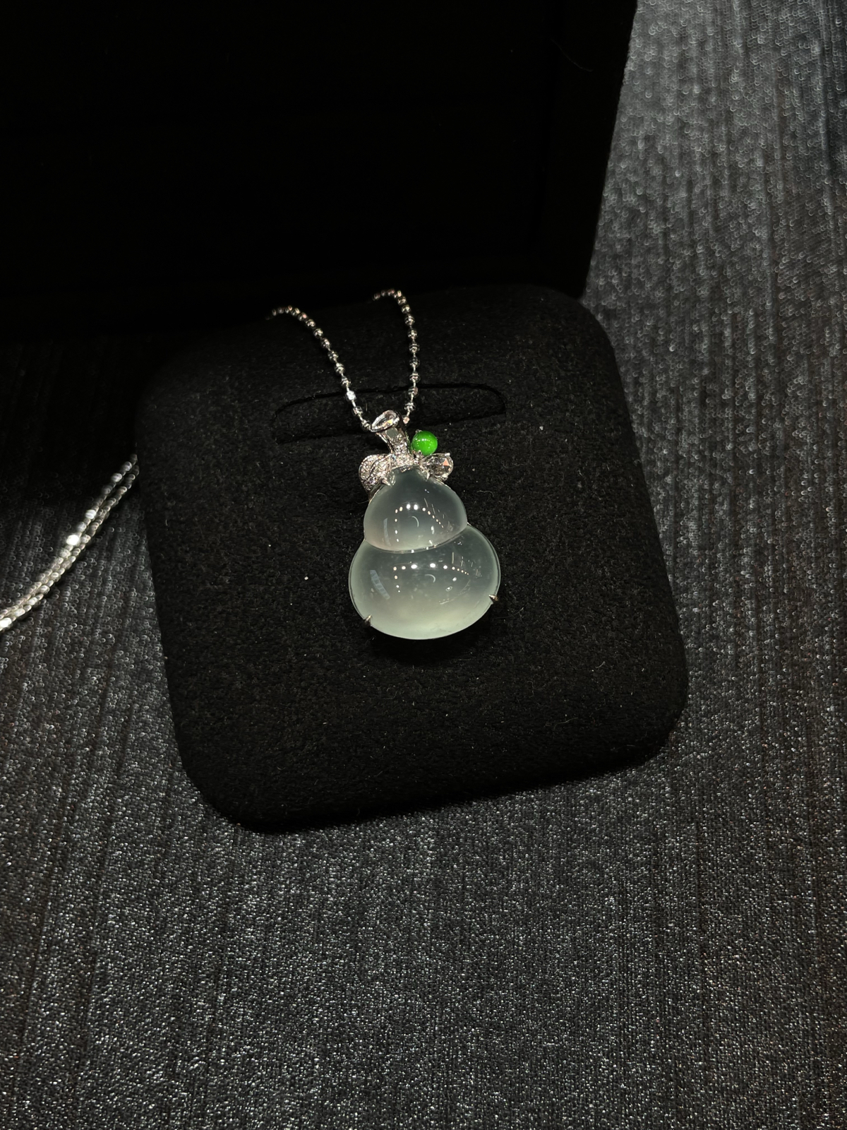 冰种 起光 葫芦吊坠

18k金简镶嵌