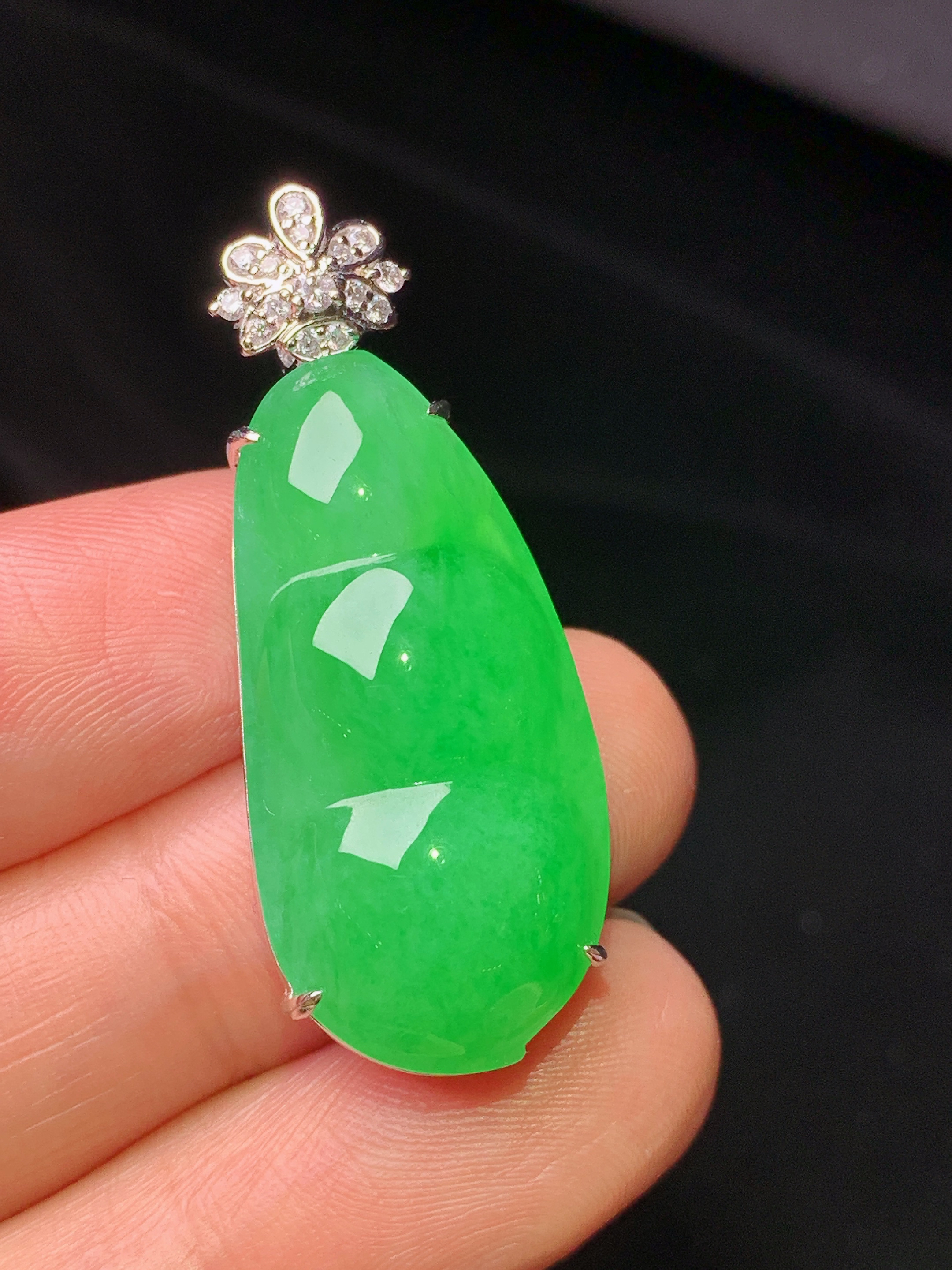 18k金钻镶嵌翠绿四季豆吊坠 玉质细腻 色泽艳丽清新 整体尺寸36.8*14.3*10