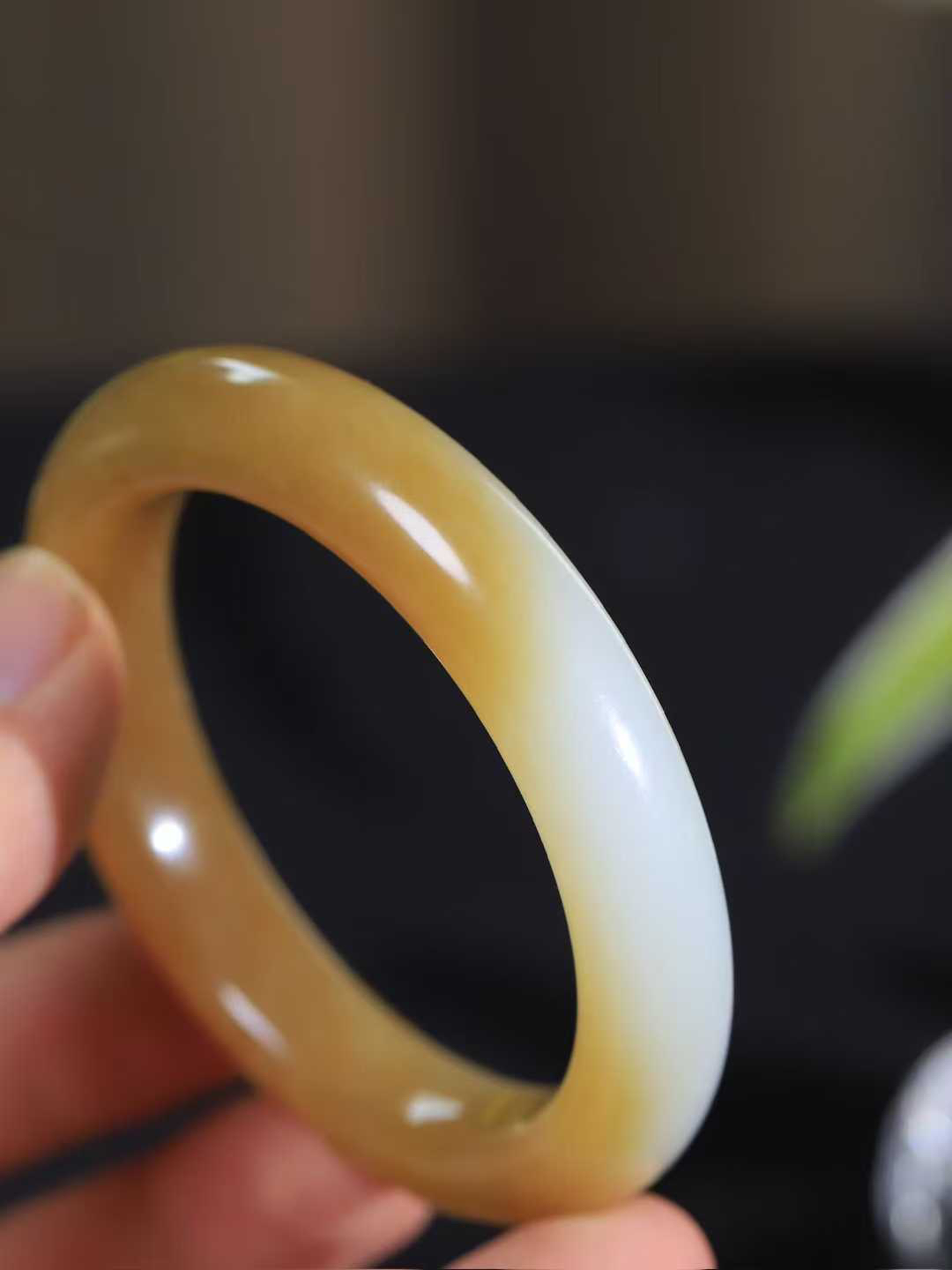 【荷韵.手镯】

精品和田玉糖白玉手镯 玉质温润细腻 手感舒适，高华雅逸，线条流畅 素雅高贵。佩戴于腕间，婉约之美，举手投足间透出那份低调奢华。重48.6克 尺寸52-11.6-9.3mm FDL-6910641