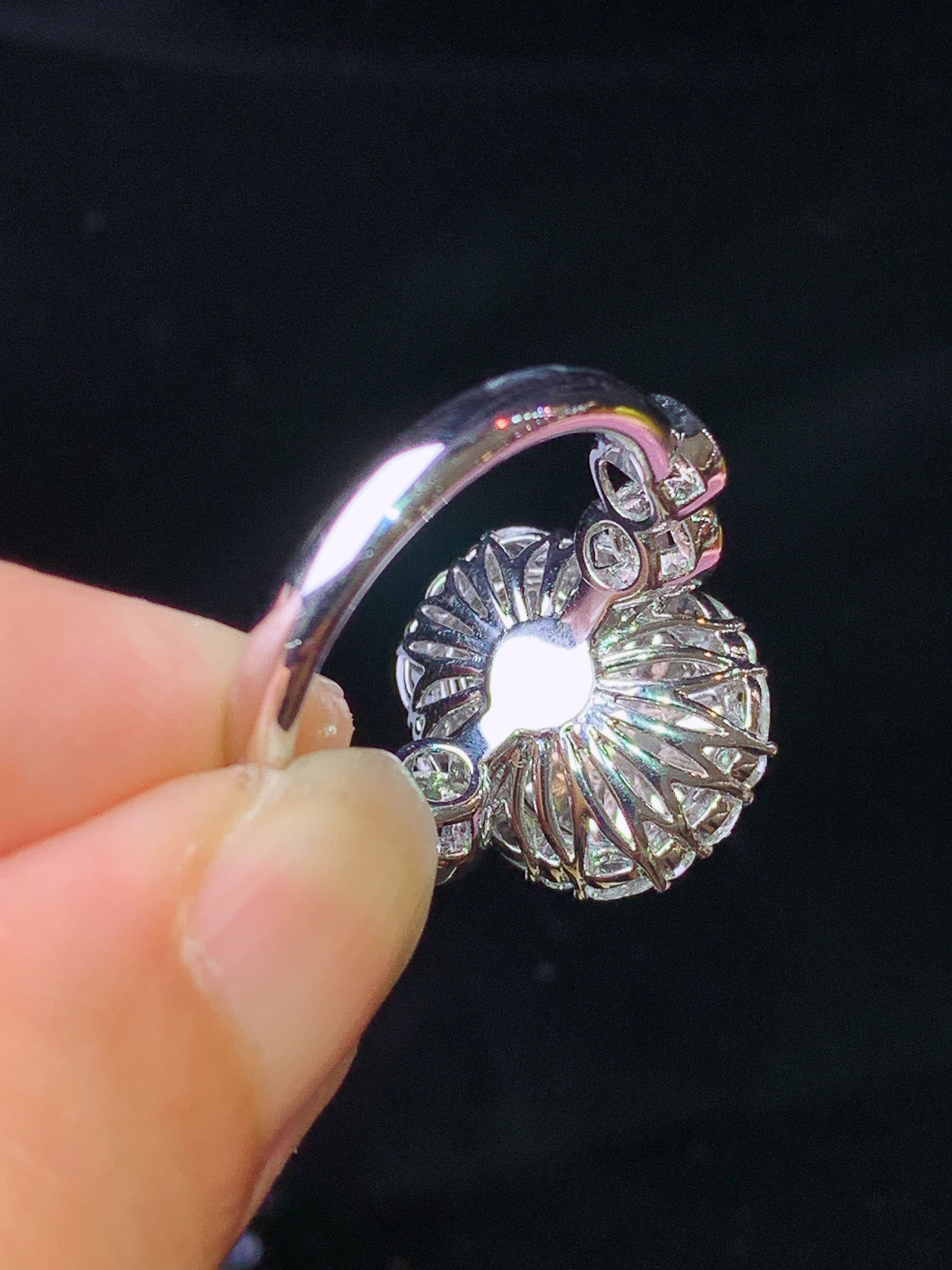 18k金钻镶嵌满绿貔貅戒指 玉质细腻 色泽艳丽清新 水润亮眼 圈口14 整体尺寸16.8*13.2*9.5