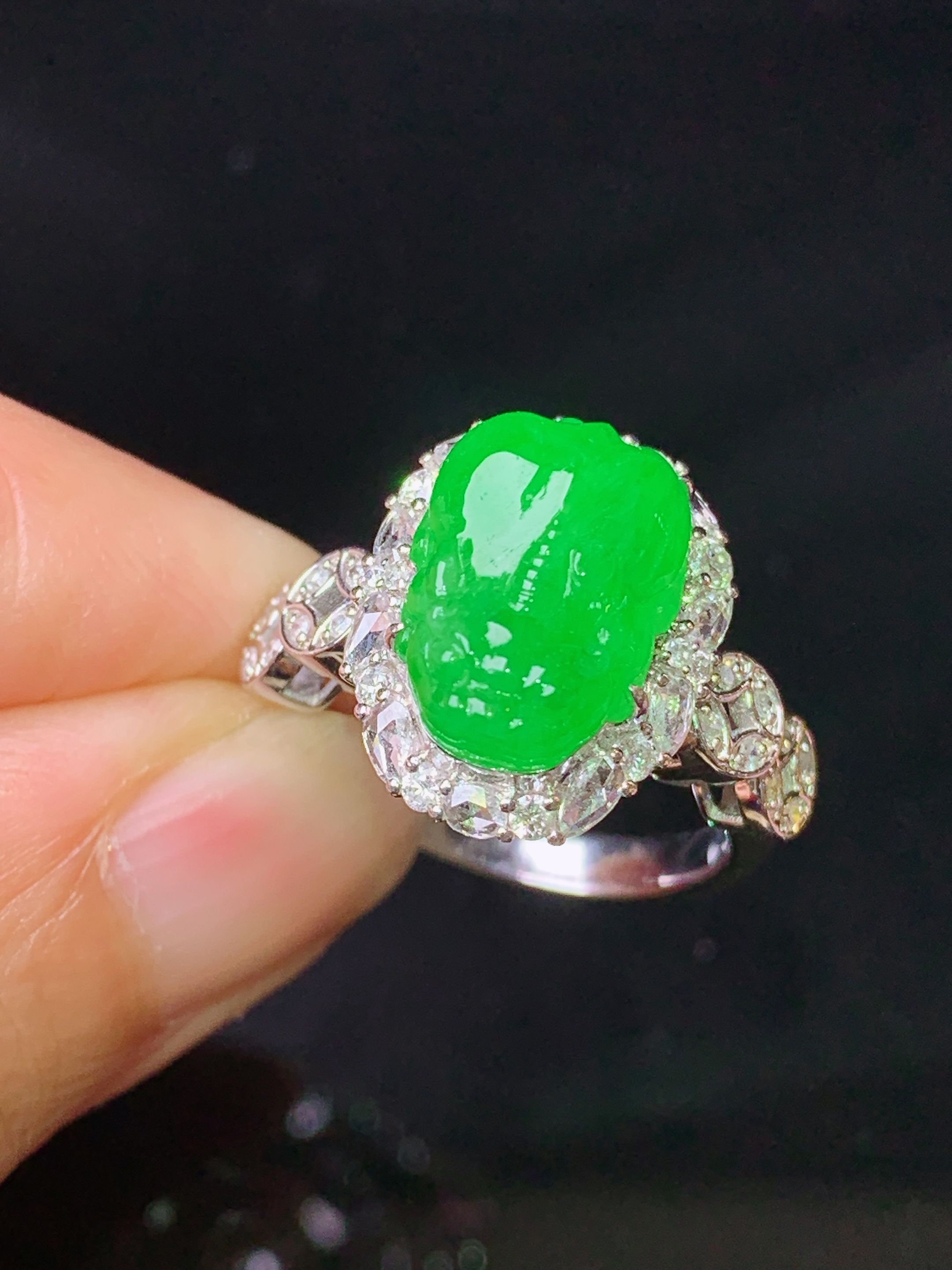 18k金钻镶嵌满绿貔貅戒指 玉质细腻 色泽艳丽清新 水润亮眼 圈口14 整体尺寸16.8*13.2*9.5