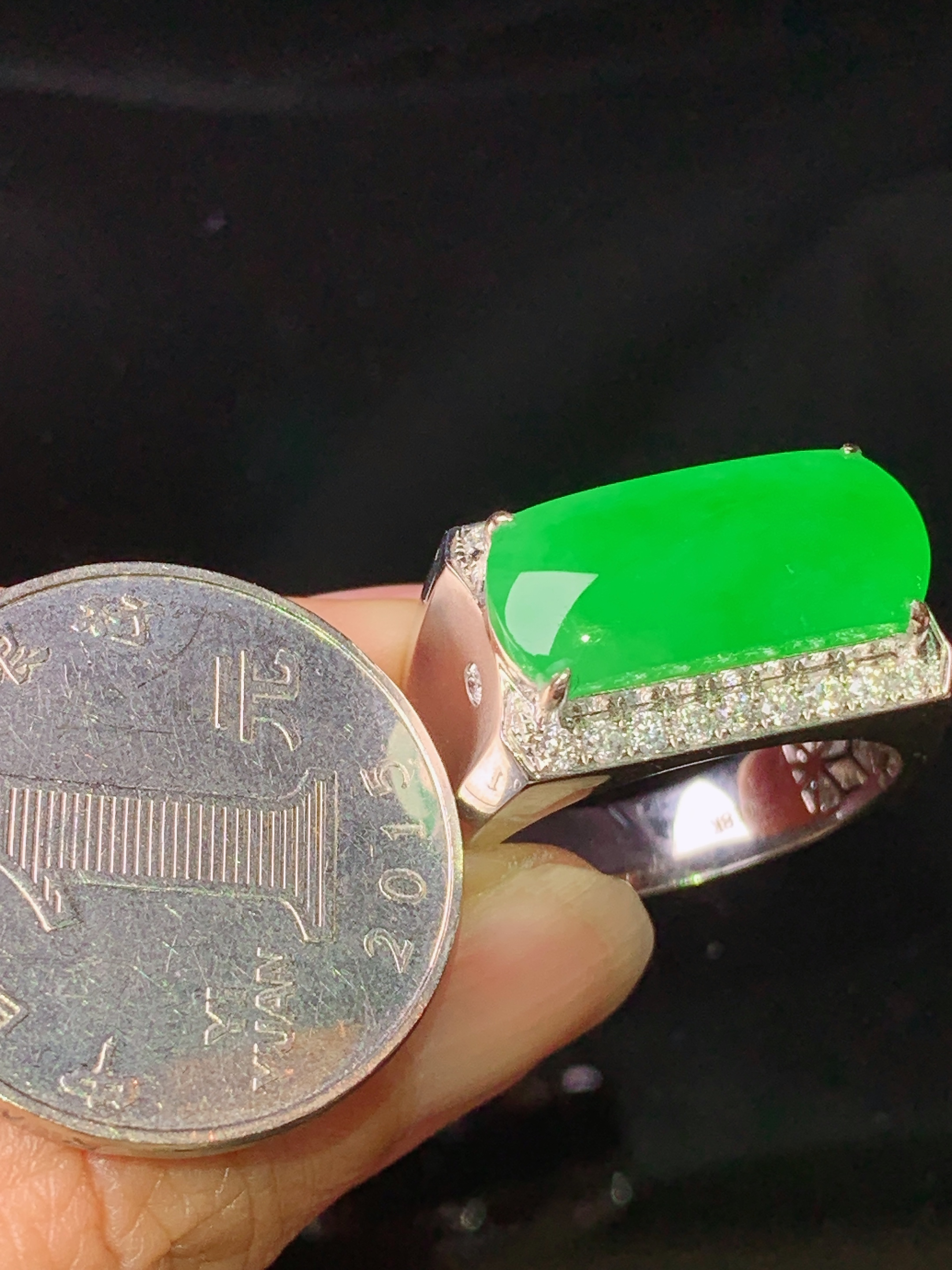 18k金钻镶嵌翠绿马鞍戒指吊坠 玉质细腻 色泽艳丽清新 水润亮眼 圈口20 整体尺寸8.3*18.2*3.5